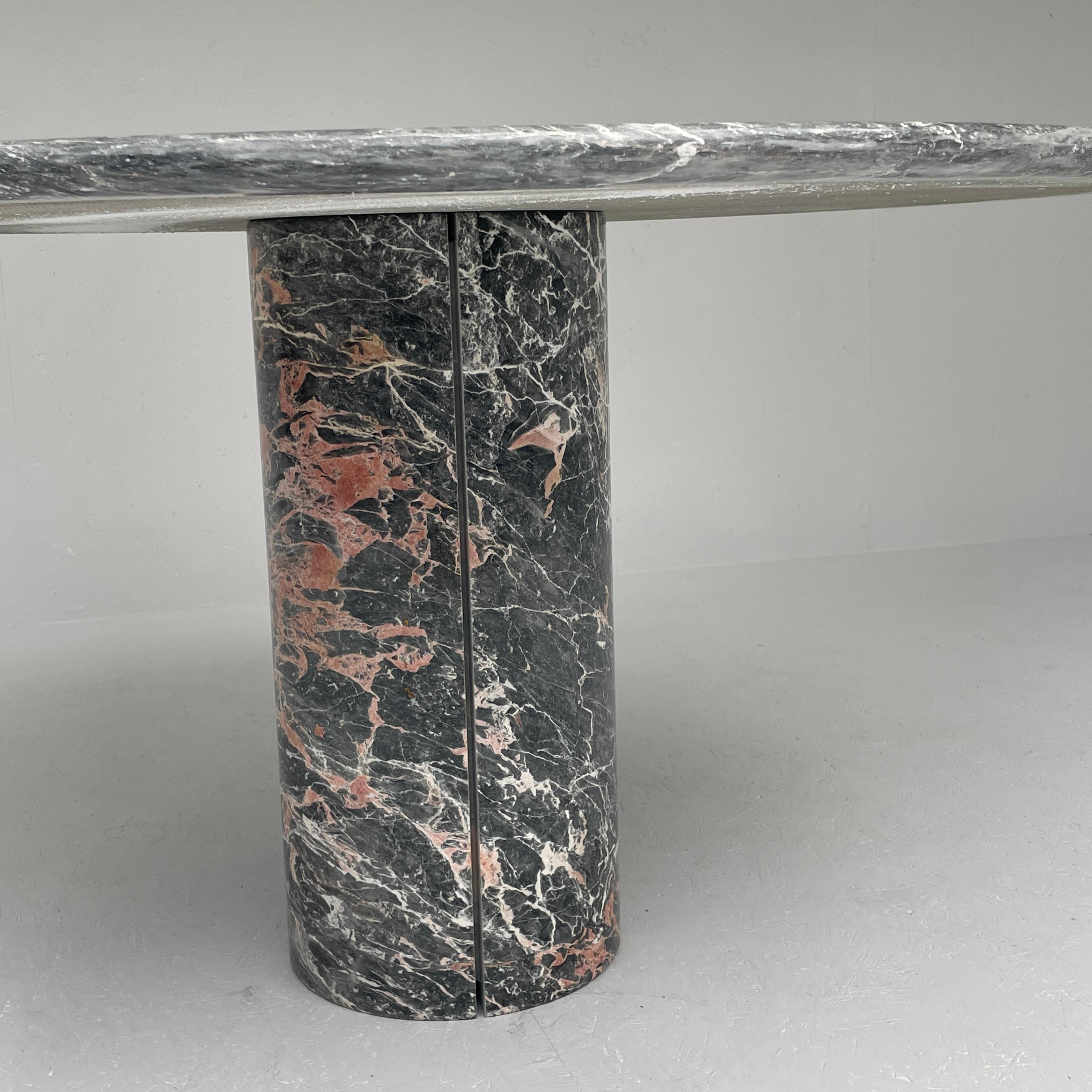 Italian black and red marble dining table. 

Very heavy table. 

Dimensions: H74cm, Diameter 130cm

In mint condition!