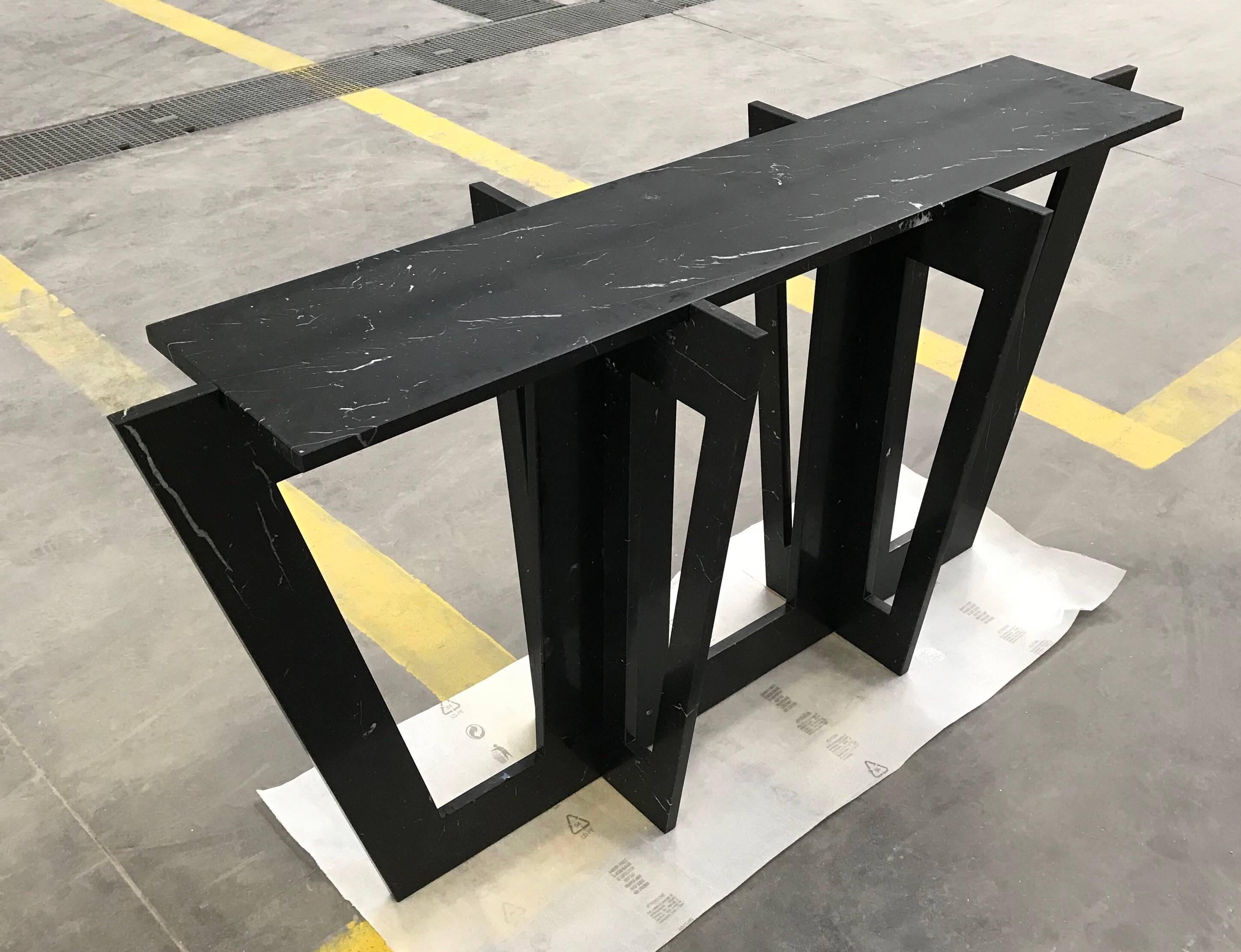 Console ou table de canapé en marbre noir Marquina de Massimo Mangiardi. Le plateau rectangulaire en marbre noir repose sur trois pièces de marbre noir à cadre ouvert, empilées les unes sur les autres, qui forment le cadre. Disponible également en