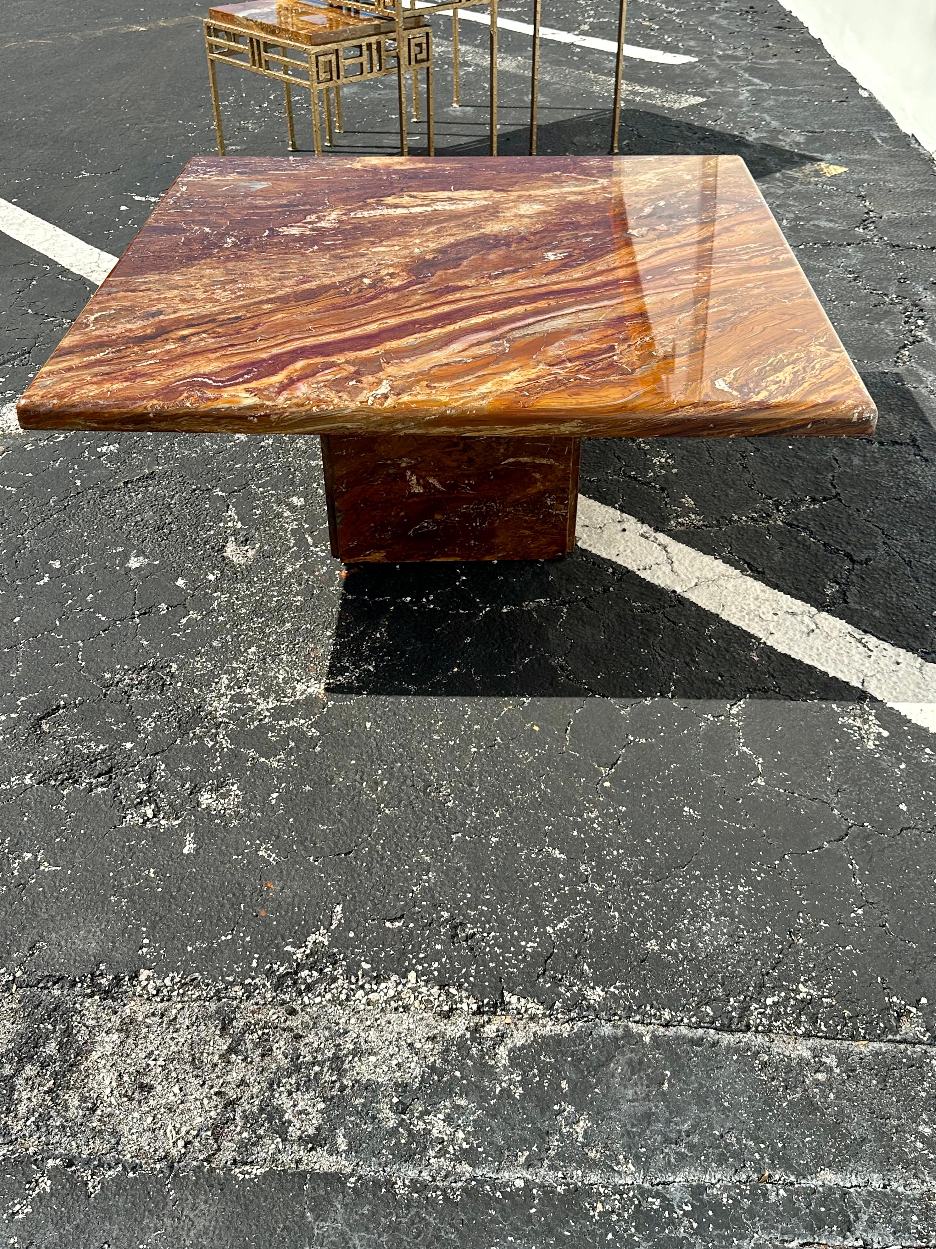 1970er Jahre Italienischer Browns Marmor Pedestal Quadratischer Couchtisch im Zustand „Gut“ im Angebot in Fort Lauderdale, FL