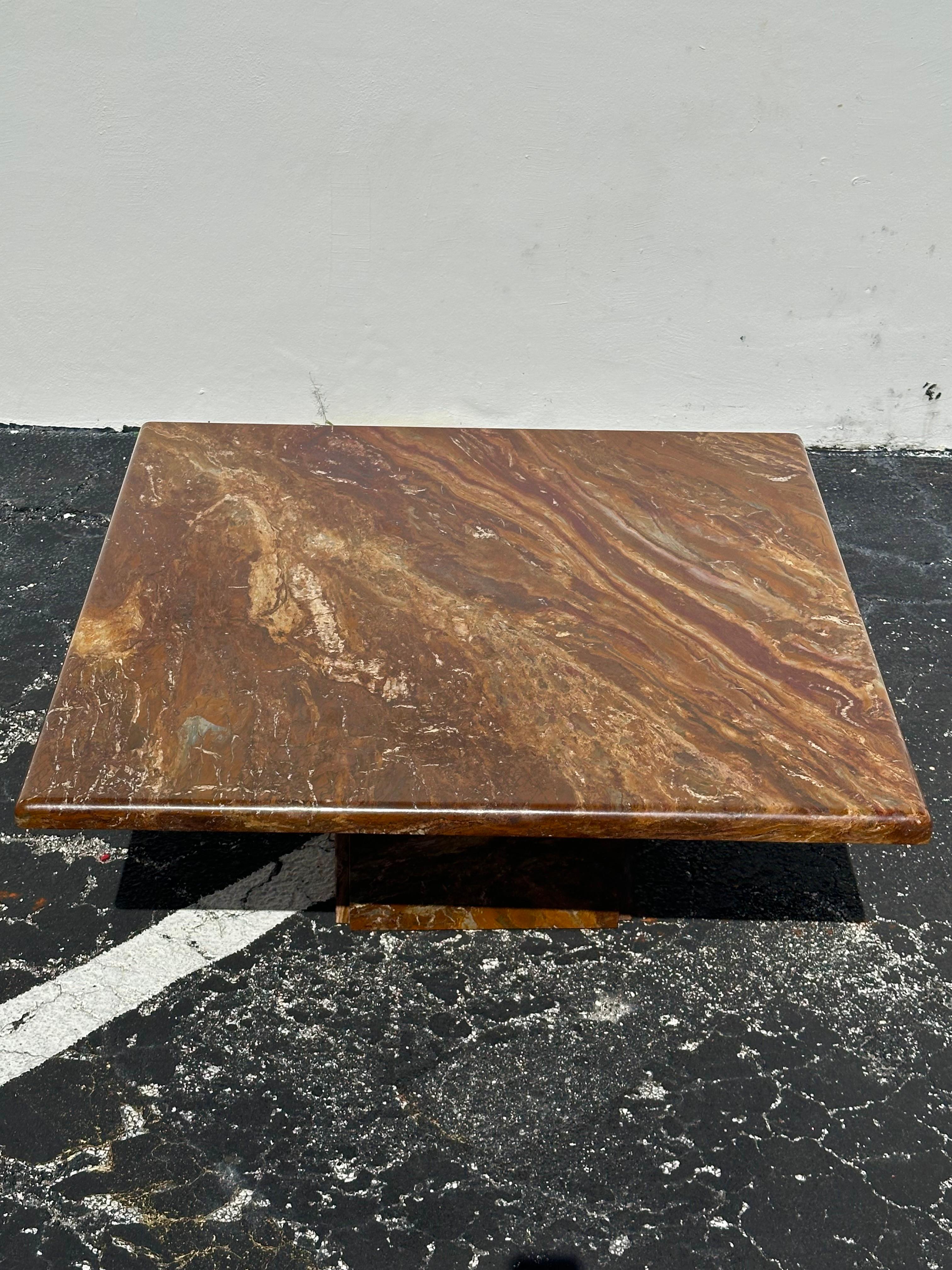 1970er Jahre Italienischer Browns Marmor Pedestal Quadratischer Couchtisch (Ende des 20. Jahrhunderts) im Angebot