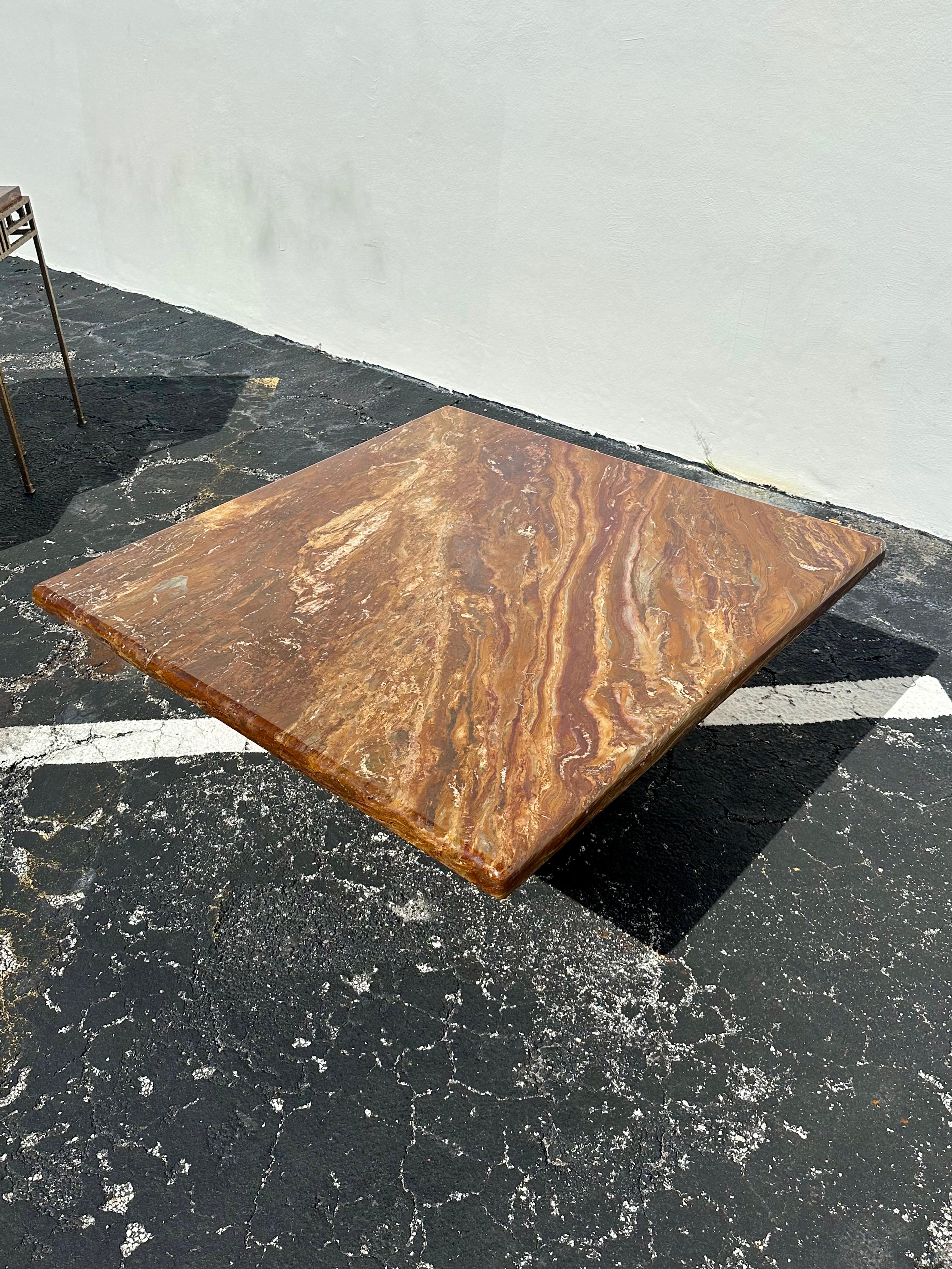 1970er Jahre Italienischer Browns Marmor Pedestal Quadratischer Couchtisch im Angebot 1