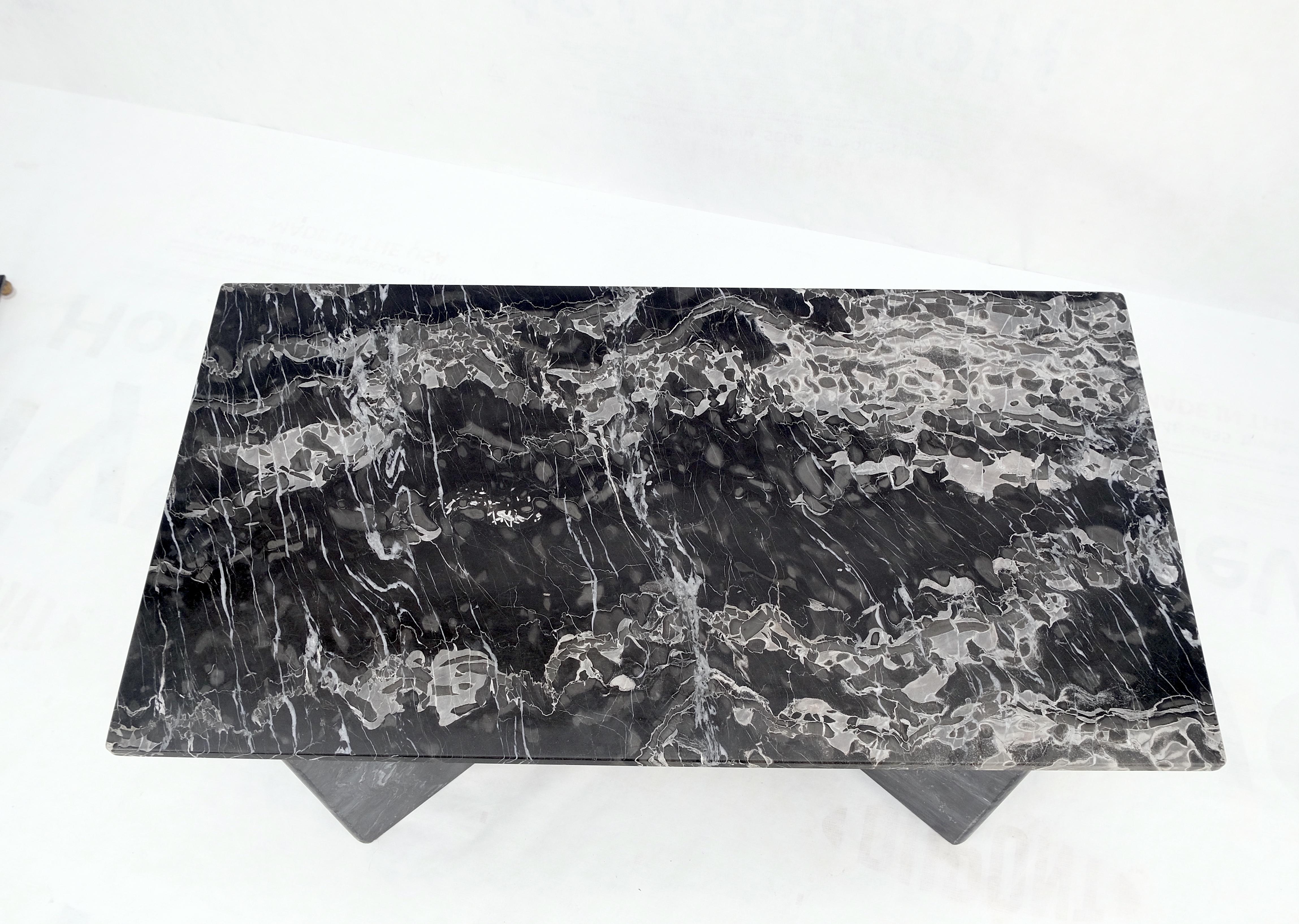 Table basse rectangulaire italienne en marbre noir à double base The Pedestal MINT ! en vente 6