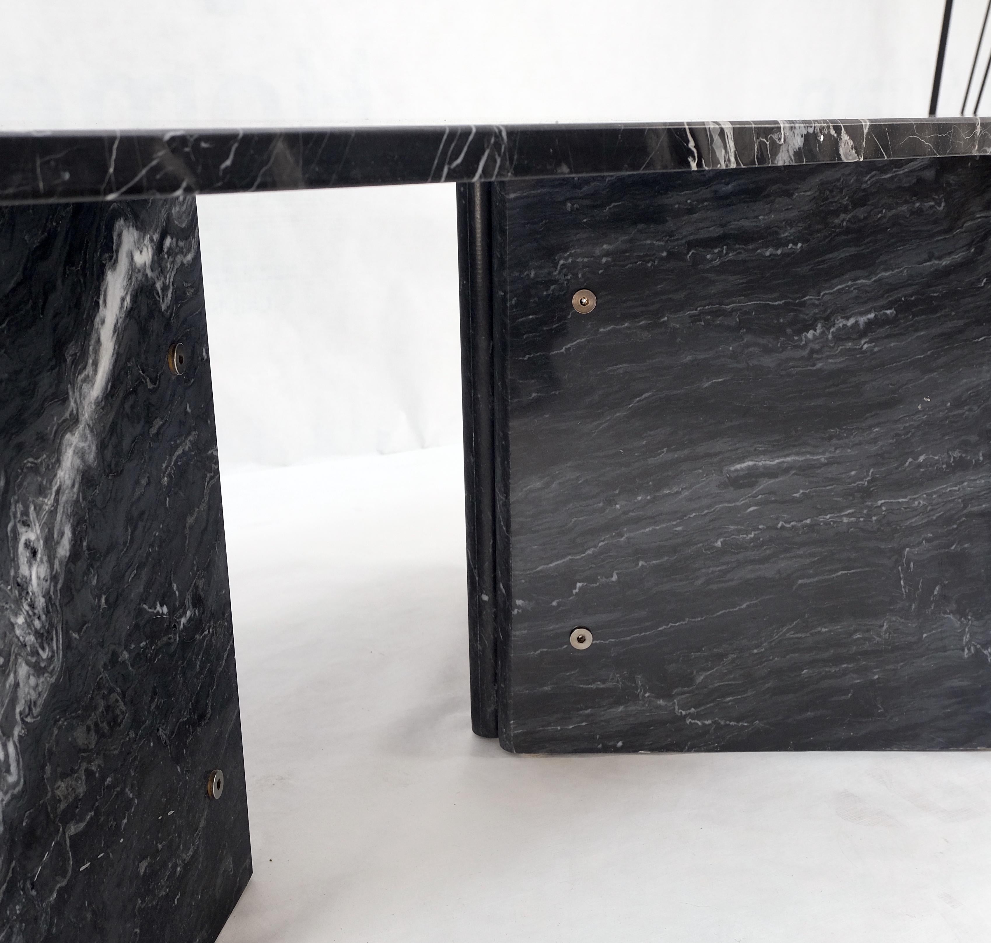 Table basse rectangulaire italienne en marbre noir à double base The Pedestal MINT ! Bon état - En vente à Rockaway, NJ