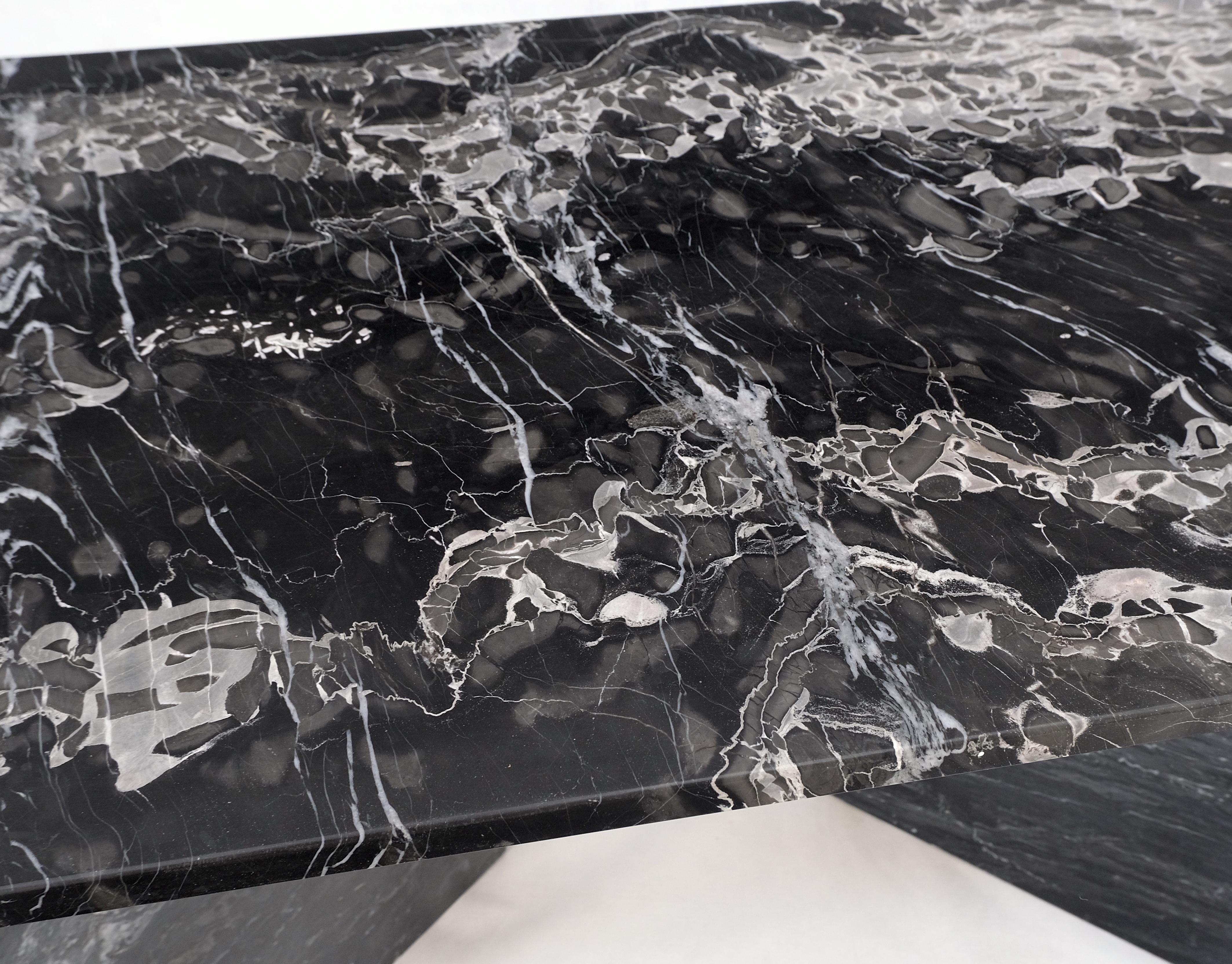 20ième siècle Table basse rectangulaire italienne en marbre noir à double base The Pedestal MINT ! en vente