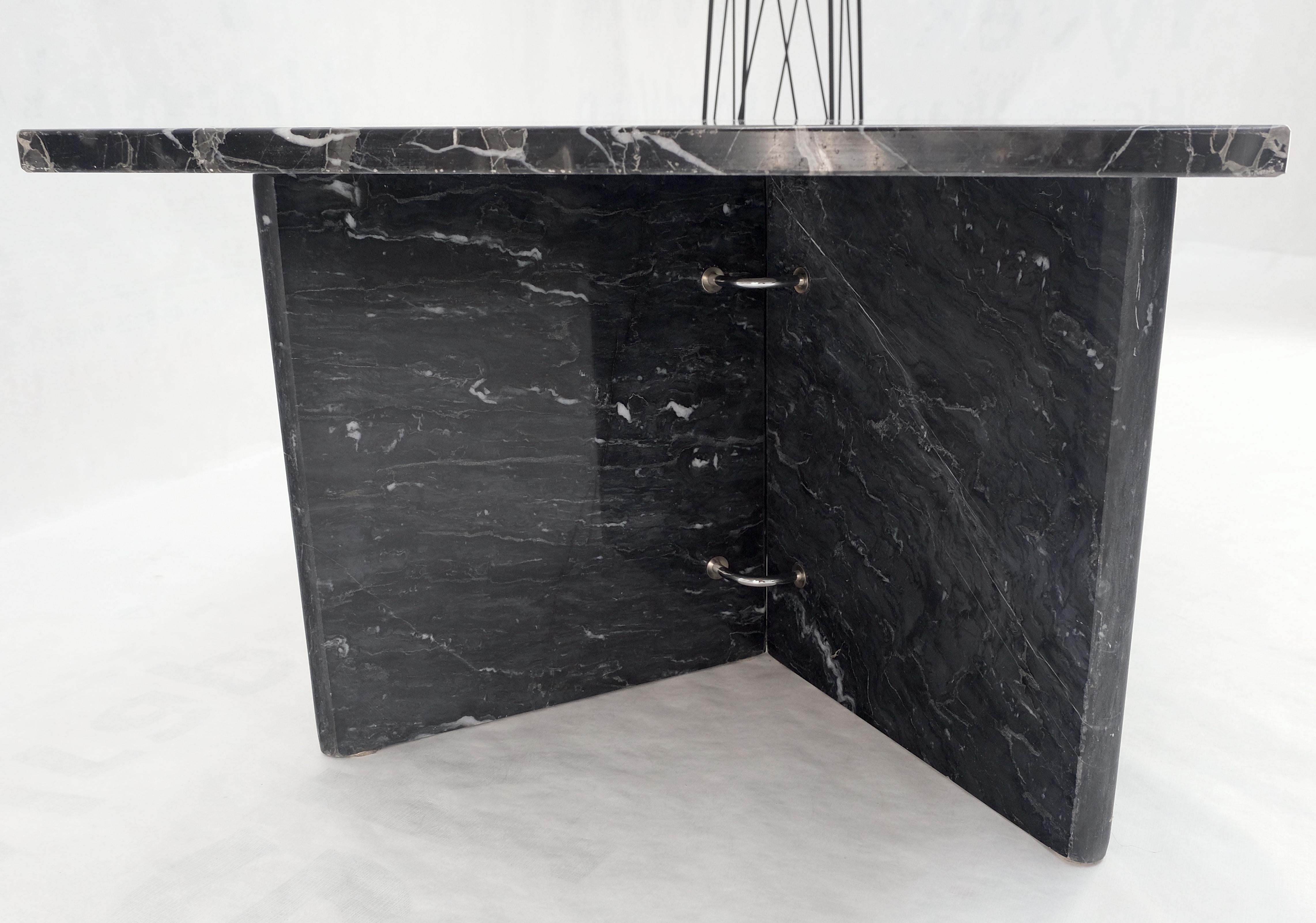 Acier Table basse rectangulaire italienne en marbre noir à double base The Pedestal MINT ! en vente