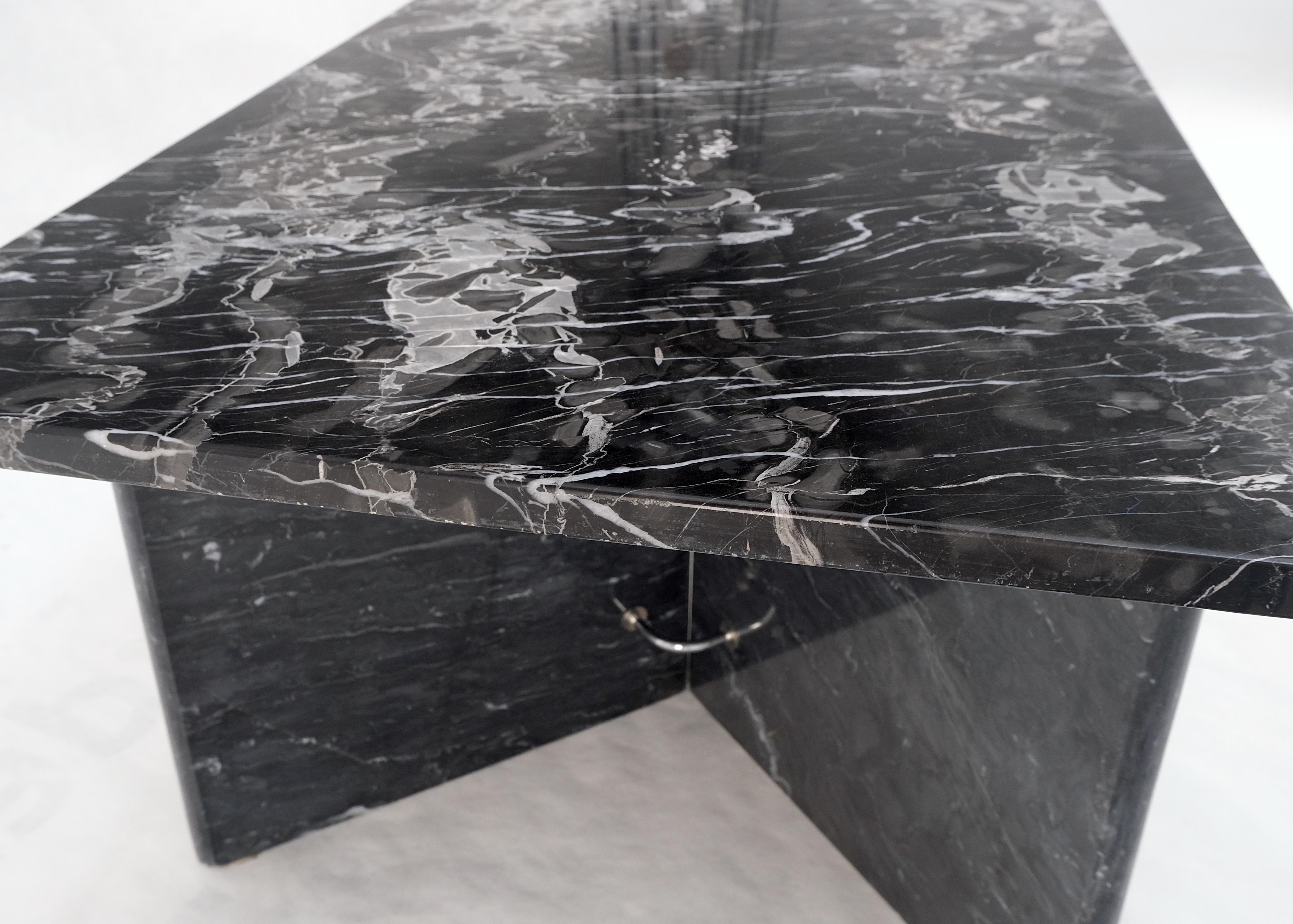 Table basse rectangulaire italienne en marbre noir à double base The Pedestal MINT ! en vente 1