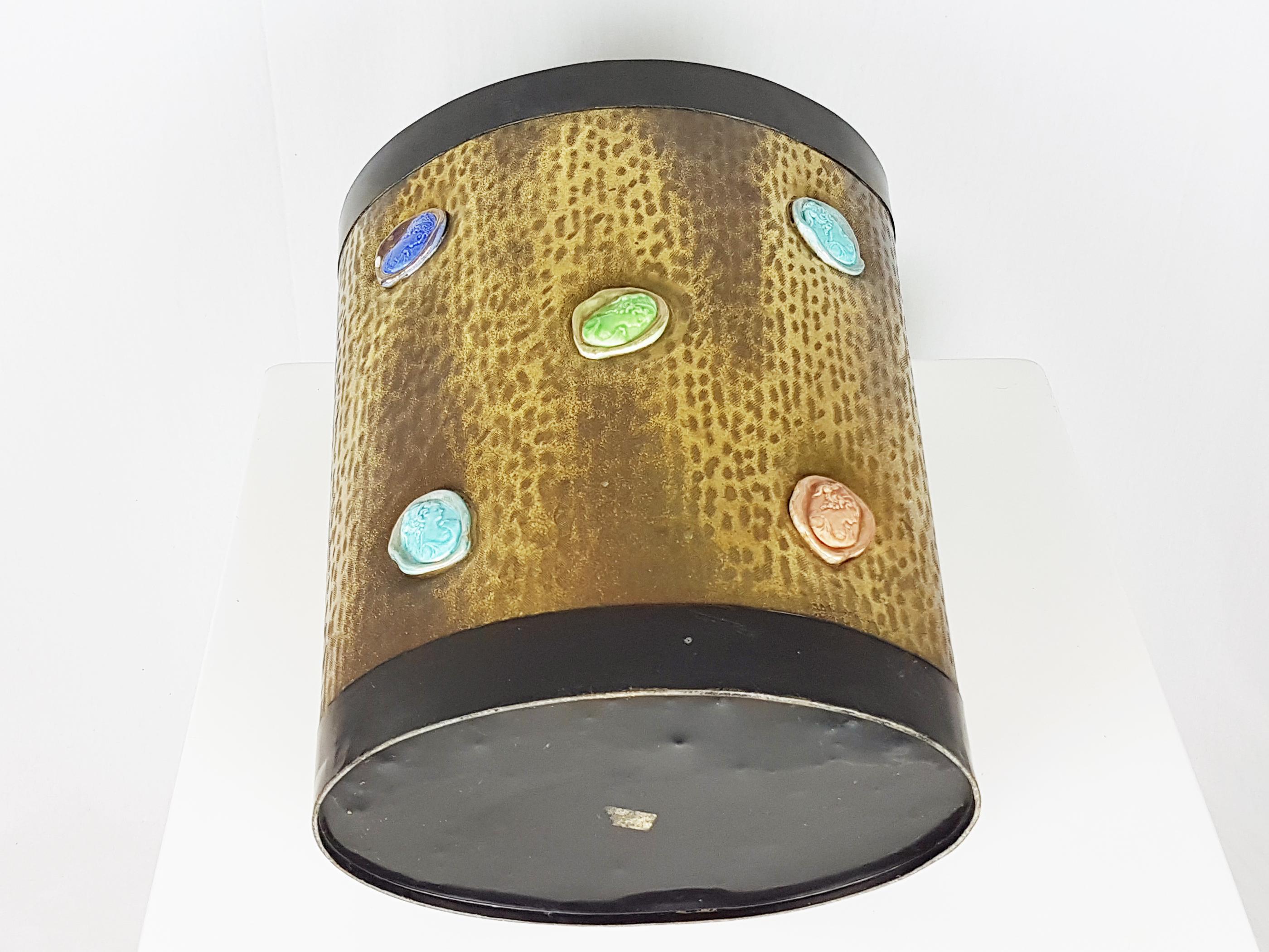 Italian Black Metal, Engraved Brass & Multicolored Ceramic 1950s Umbrella Stand In Good Condition For Sale In Varese, Lombardia