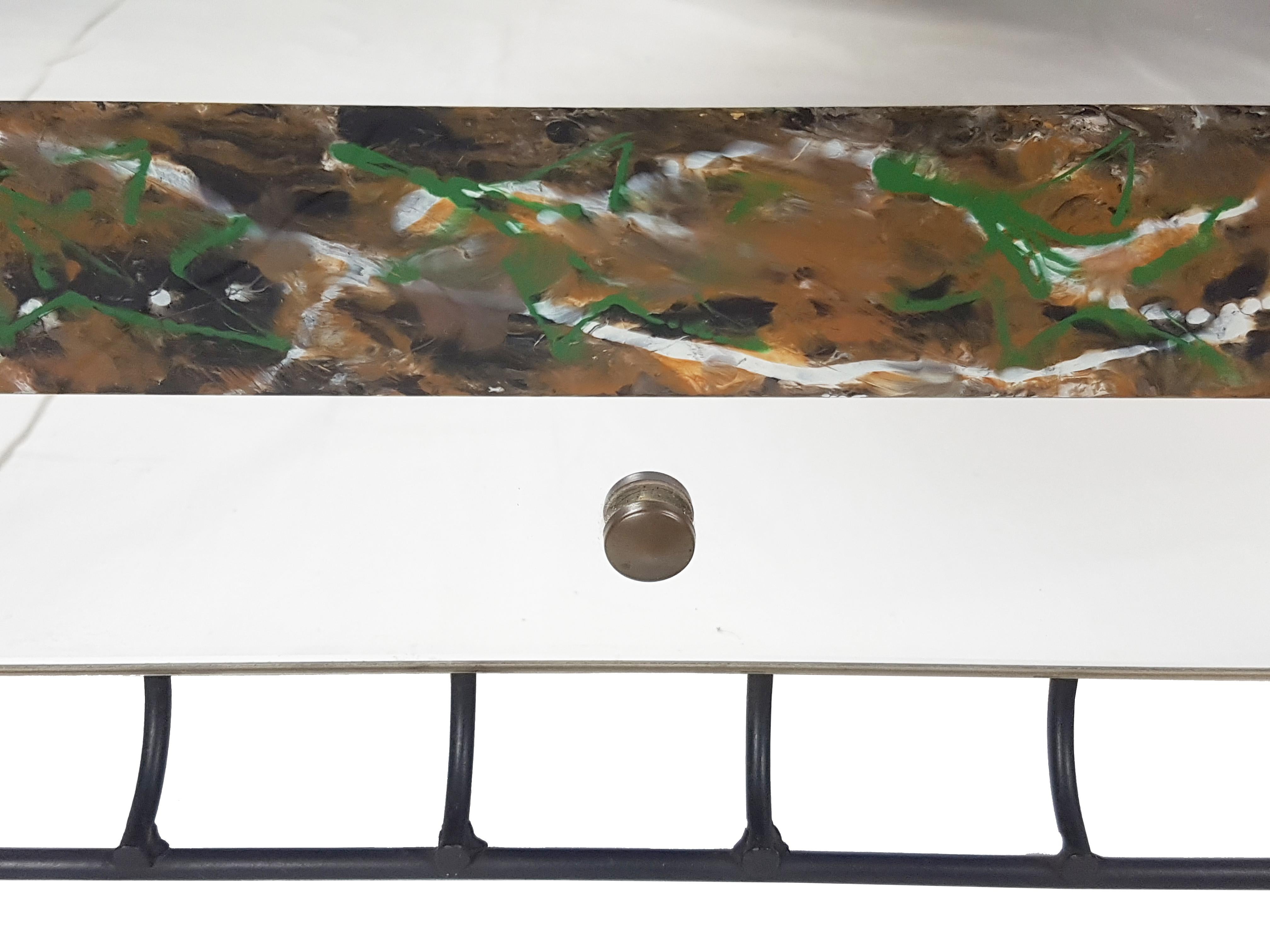Italienischer handbemalter italienischer Wandspiegel aus schwarzem Metallgitter, Messing, Holz und Holz, 1950er Jahre (Mitte des 20. Jahrhunderts) im Angebot