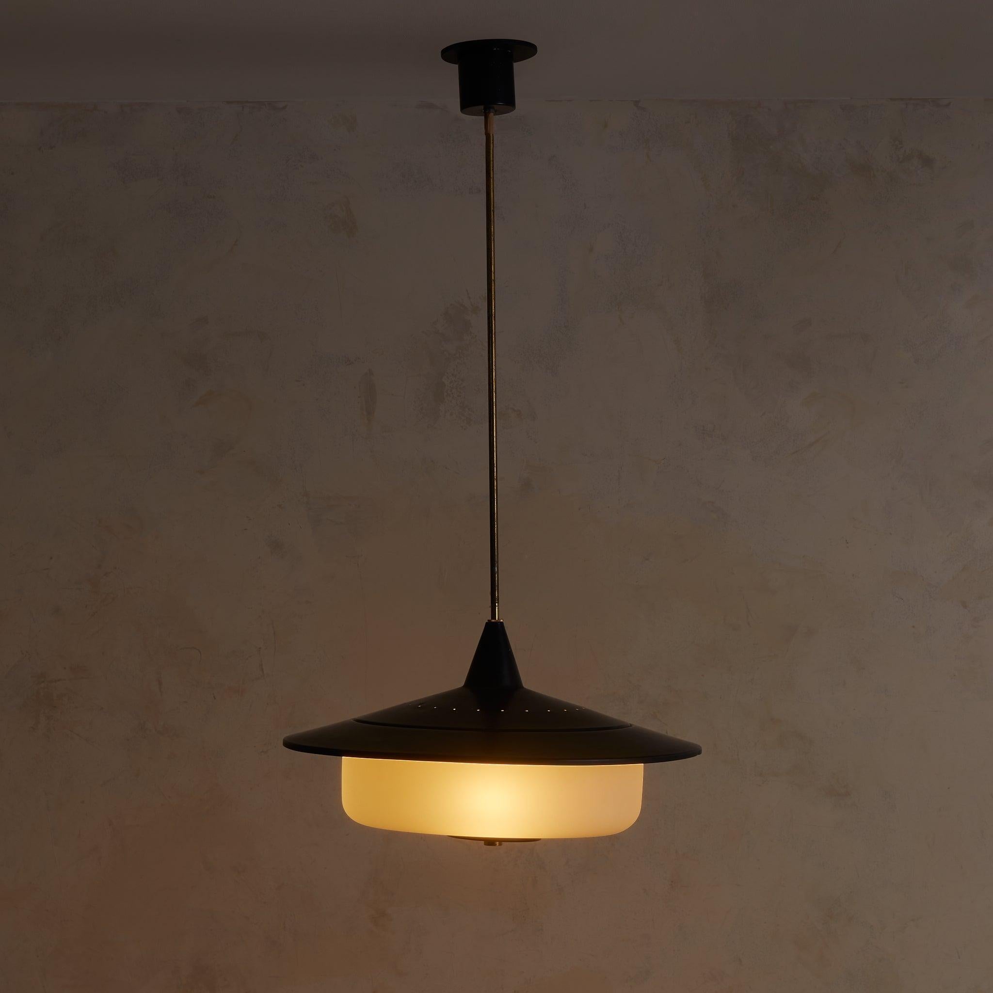 Vendus et tarifés individuellement.

Suspension italienne des années 1950 dans le style de Stilnovo. Ce luminaire sculptural est doté d'un large abat-jour en métal noir avec un sommet conique, associé à un diffuseur en verre opalin blanc qui