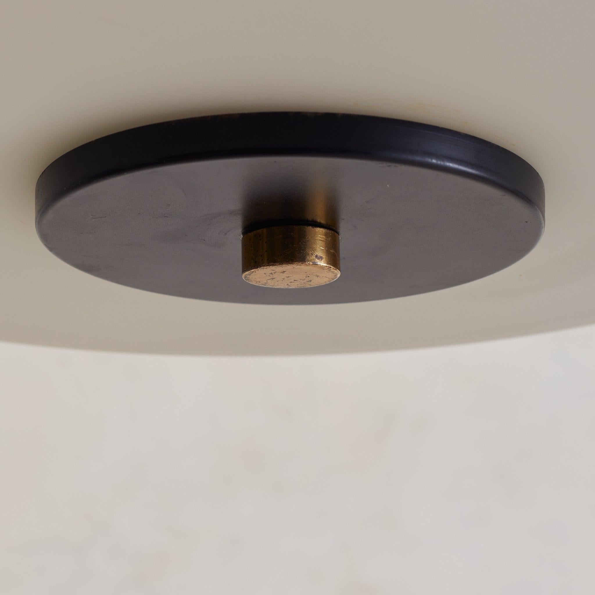 Mid-Century Modern Lampe suspendue italienne en métal noir et verre opalin dans le style de Stilnovo, 1950 en vente