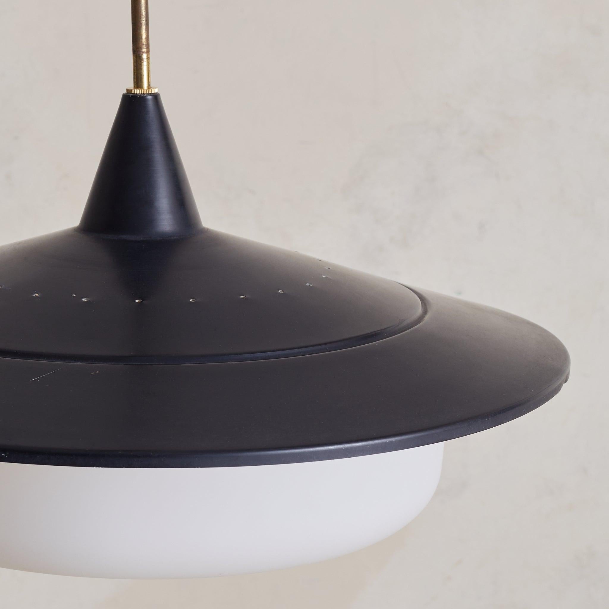 Lampe suspendue italienne en métal noir et verre opalin dans le style de Stilnovo, 1950 Bon état - En vente à Chicago, IL