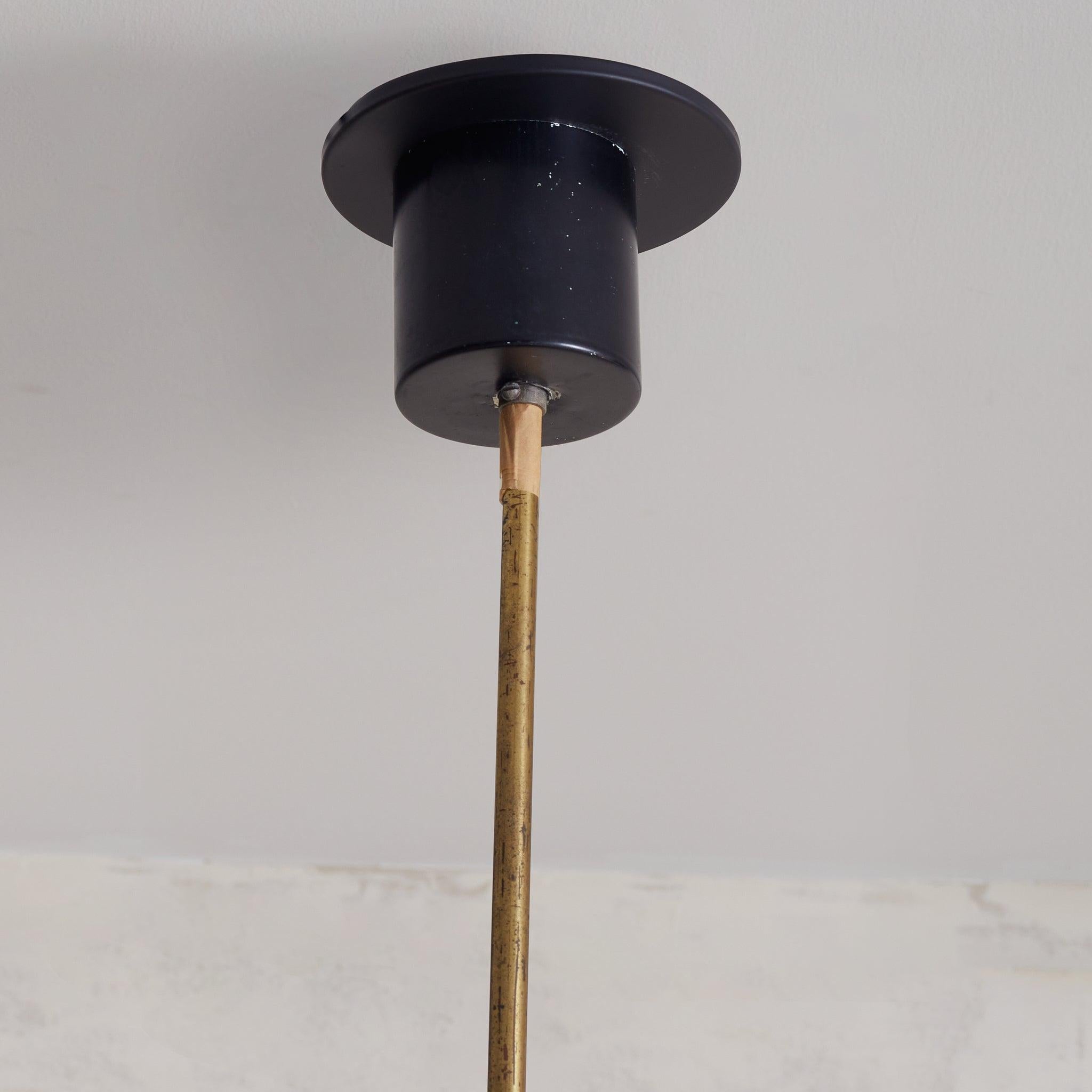 Milieu du XXe siècle Lampe suspendue italienne en métal noir et verre opalin dans le style de Stilnovo, 1950 en vente