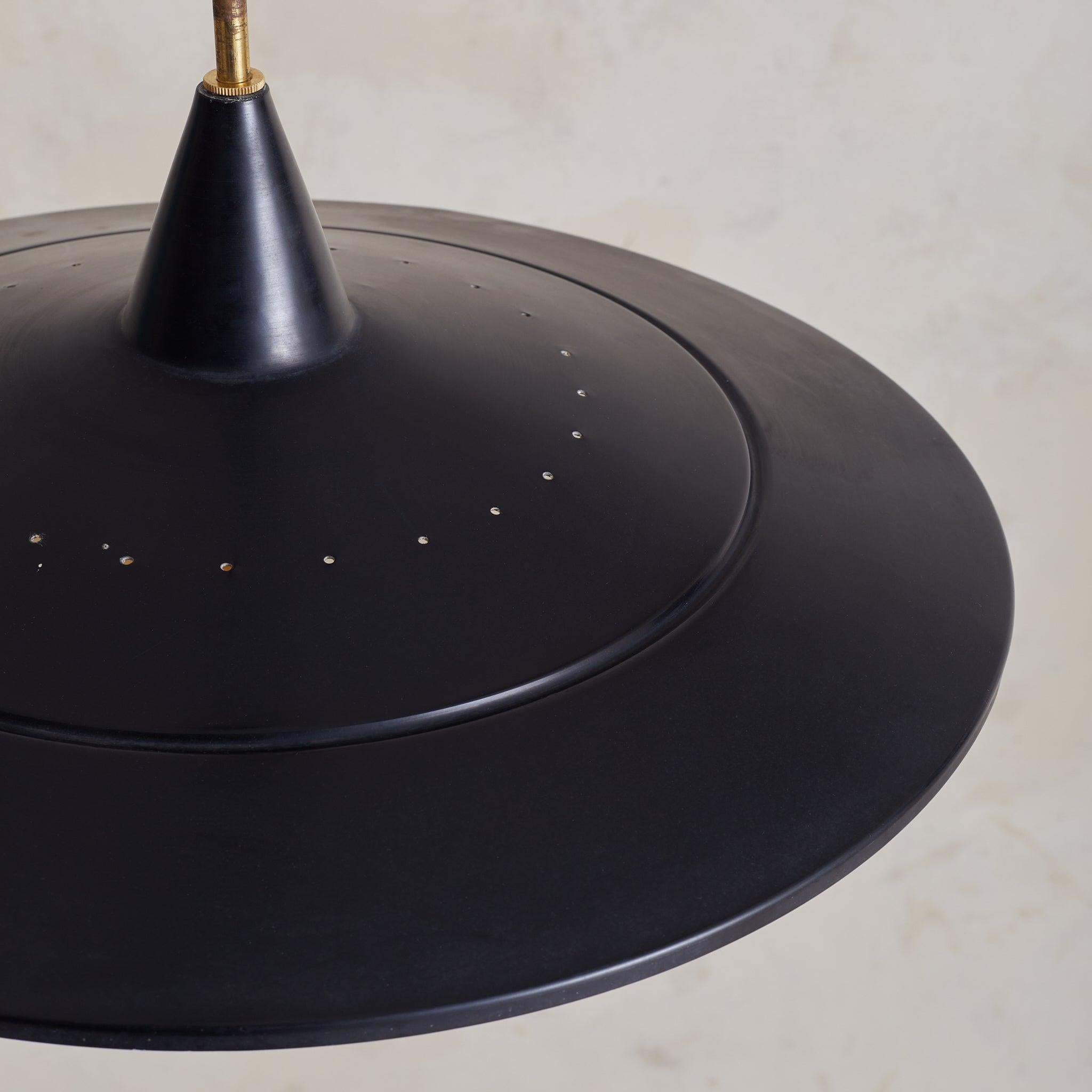 Lampe suspendue italienne en métal noir et verre opalin dans le style de Stilnovo, 1950 en vente 1