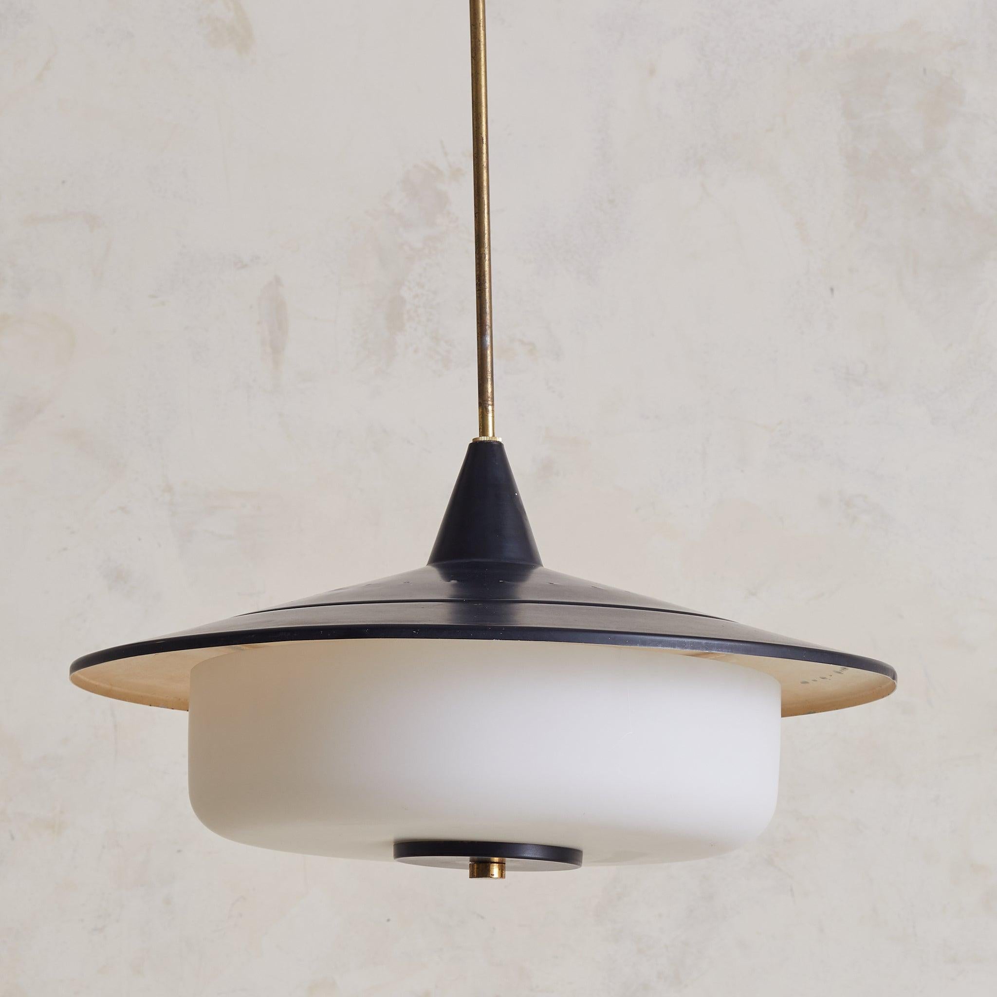 Lampe suspendue italienne en métal noir et verre opalin dans le style de Stilnovo, 1950 en vente 2