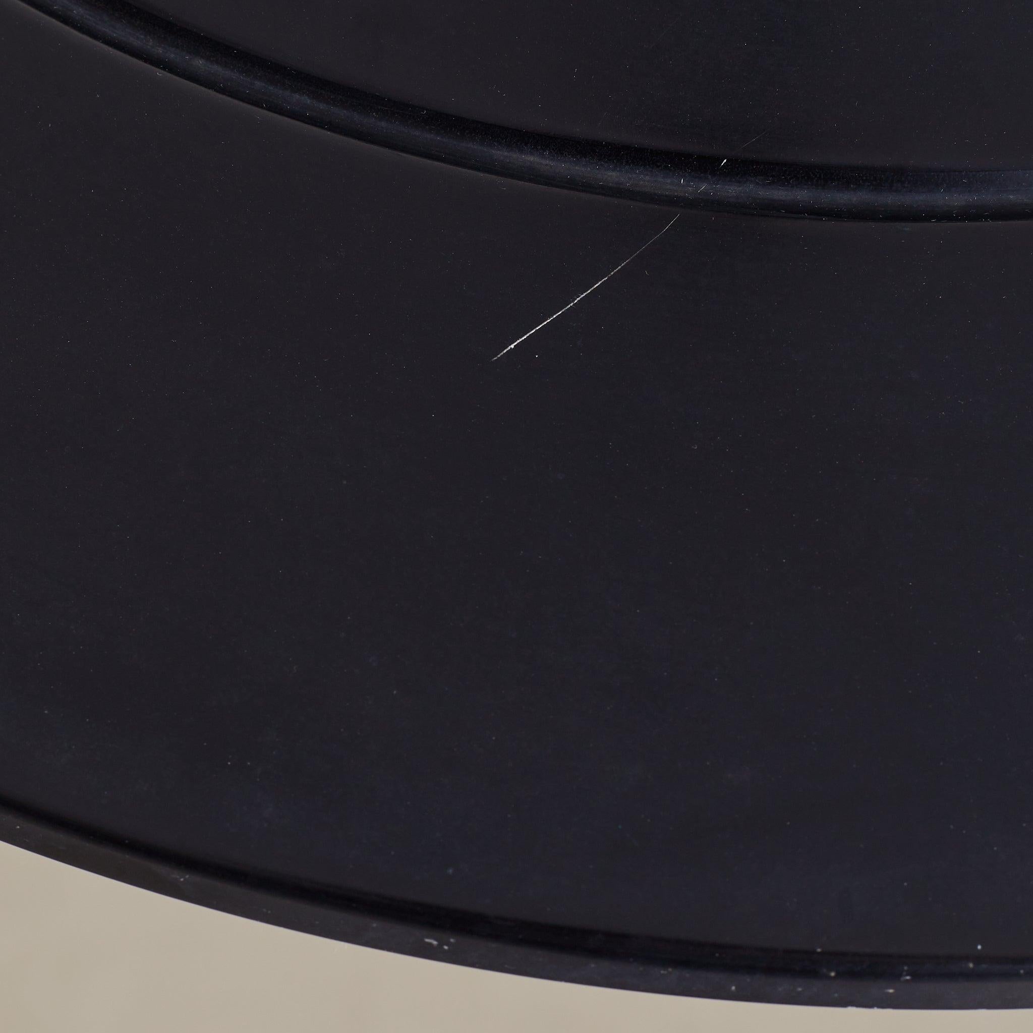 Lampe suspendue italienne en métal noir et verre opalin dans le style de Stilnovo, 1950 en vente 3