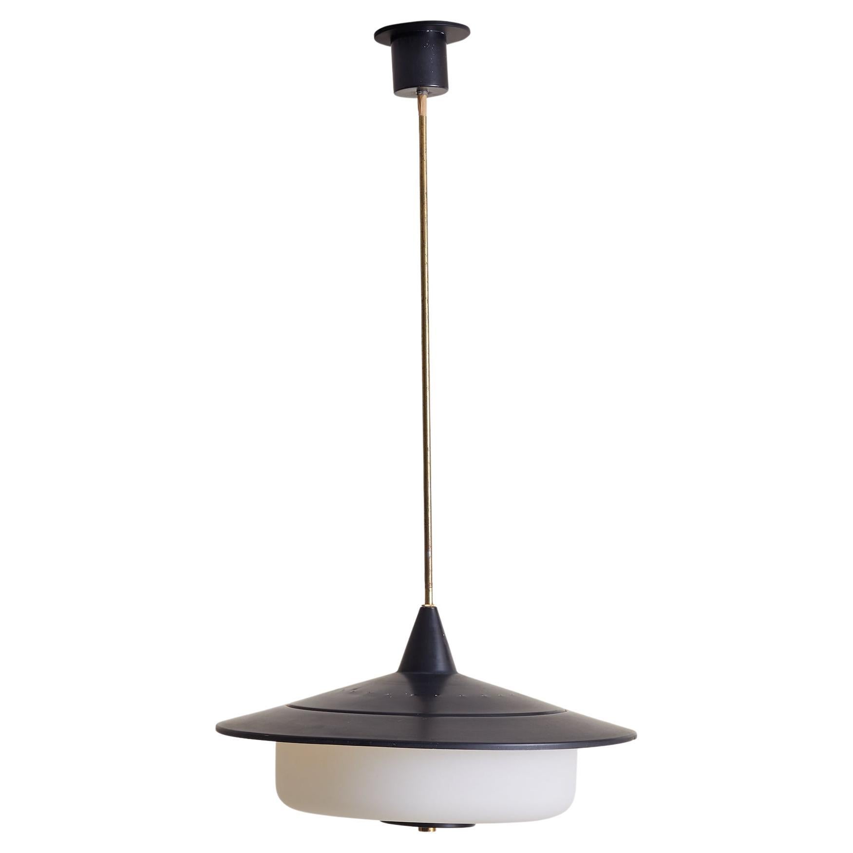 Lampe suspendue italienne en métal noir et verre opalin dans le style de Stilnovo, 1950 en vente