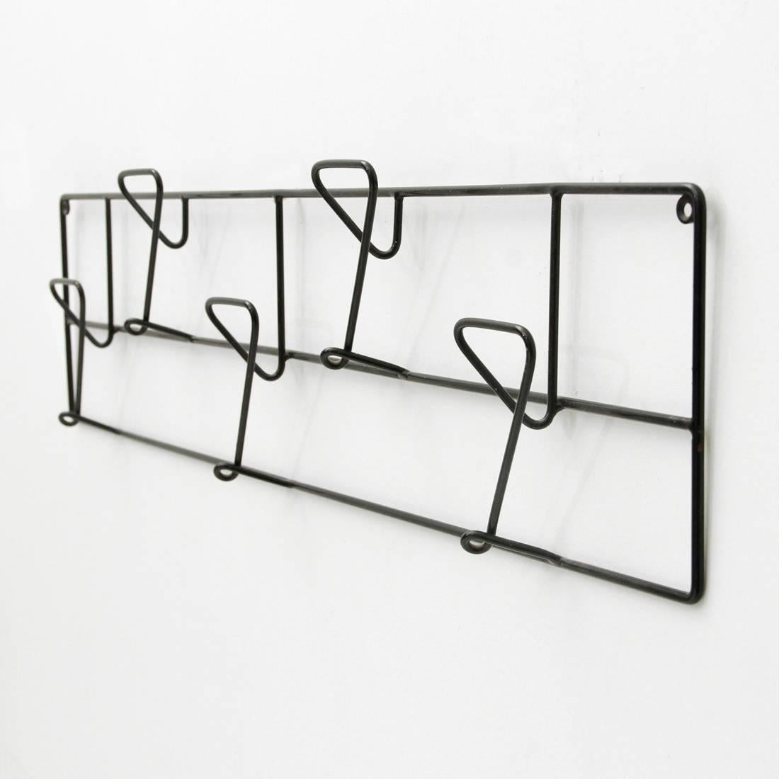 Coat hanger of Italian manufacture produced in the 1950s.
Structure and hooks in black painted metal rod.
Good general conditions, some signs due to normal use over time.

Dimensions: Weight 90, height 21, depth 5.
 