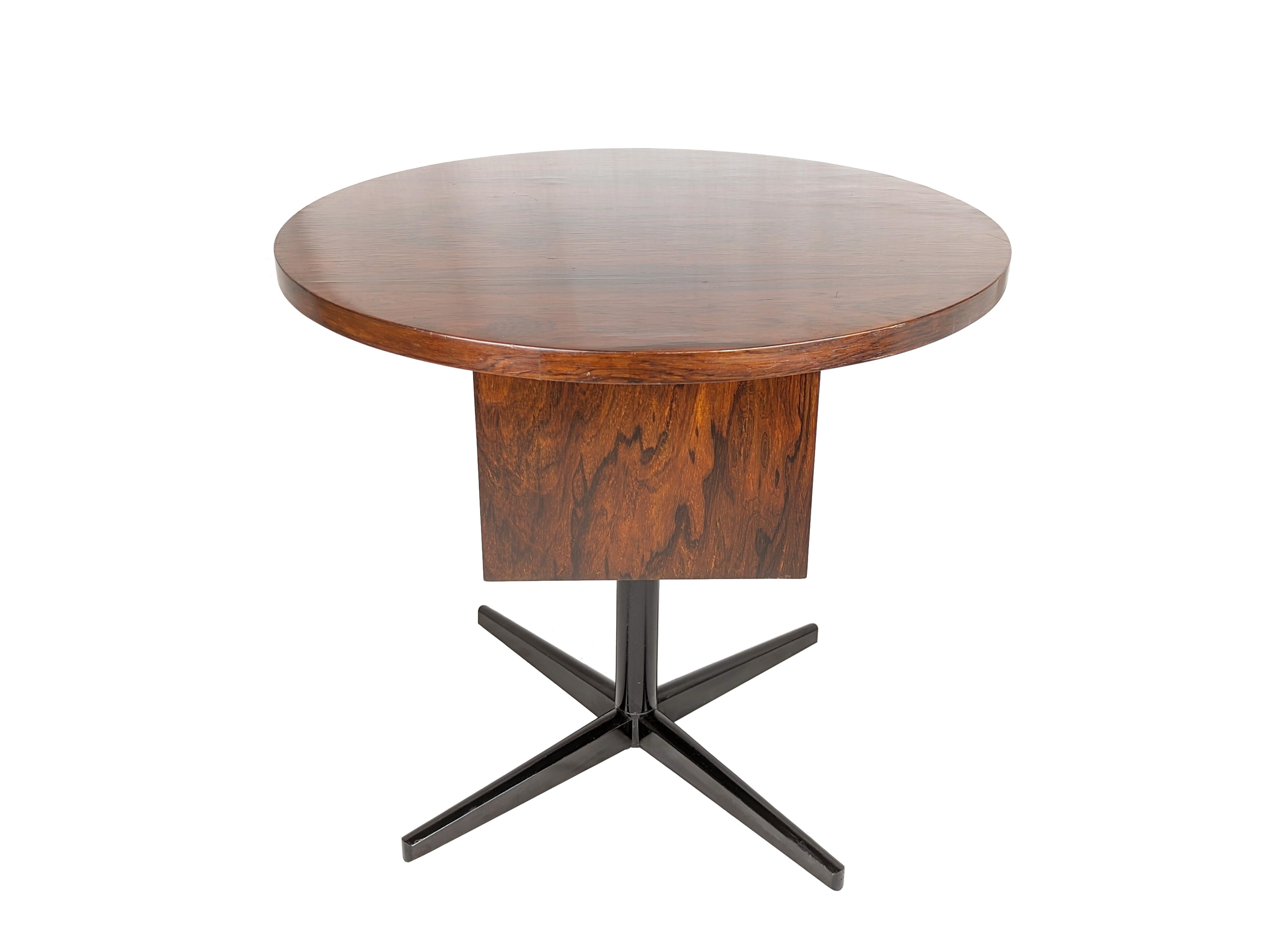 Niedriger Tisch aus Holz und schwarz lackiertem Metallgestell, hergestellt zwischen Ende der 1950er und Anfang der 60er Jahre.
Guter Vintage-Zustand: Oxidation und einige Farbverluste auf dem Metallsockel. Das Holz ist teilweise restauriert