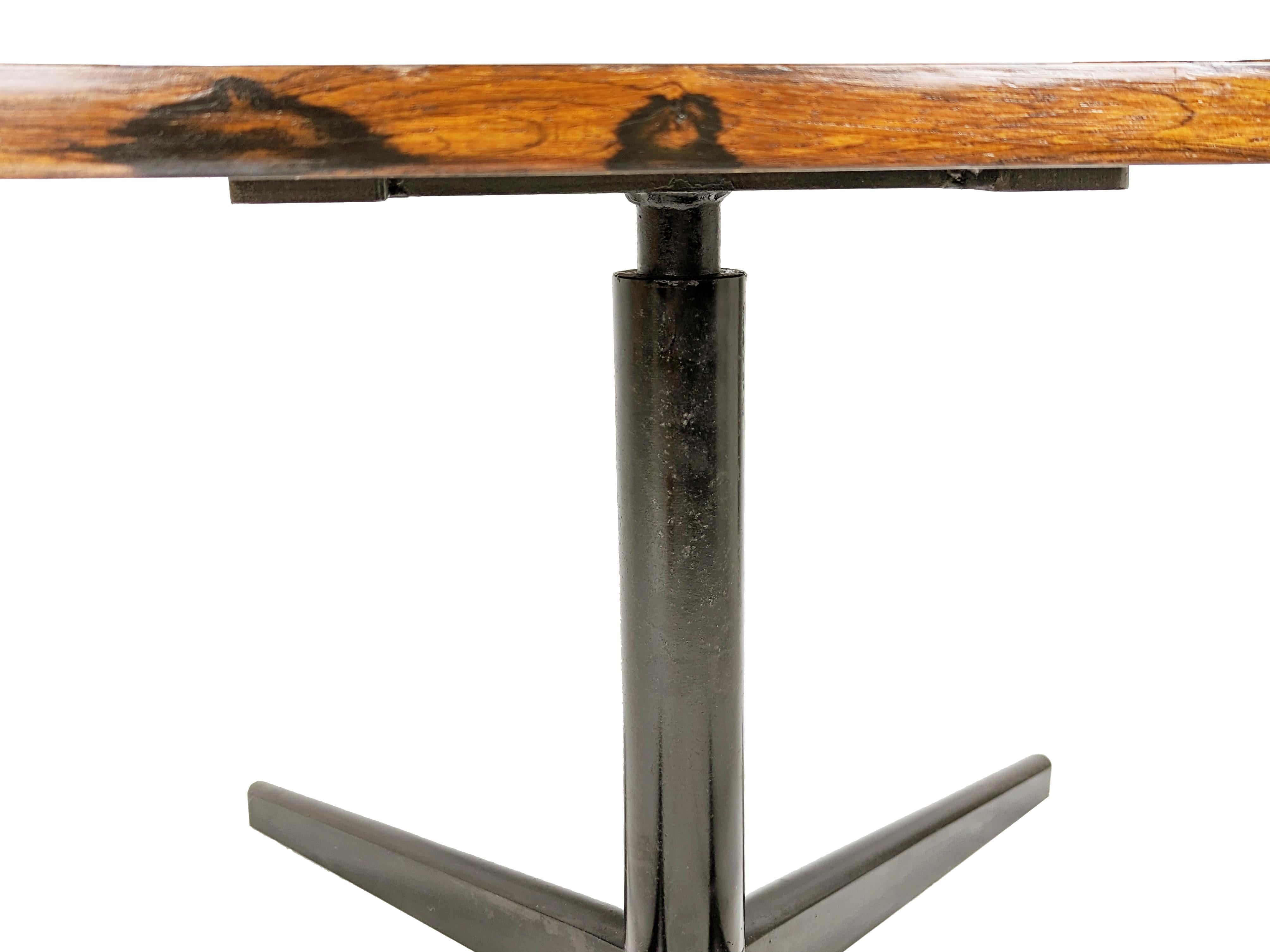 Italienischer schwarzer metal&wood Mid-Century Modern Beistelltisch oder Nachttisch (Eisen) im Angebot