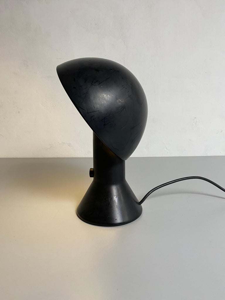 Italian Black Resin Table Lamp Elmetto by E.Martinelli for Martinelli Luce, 1976 In Good Condition In MIlano, IT