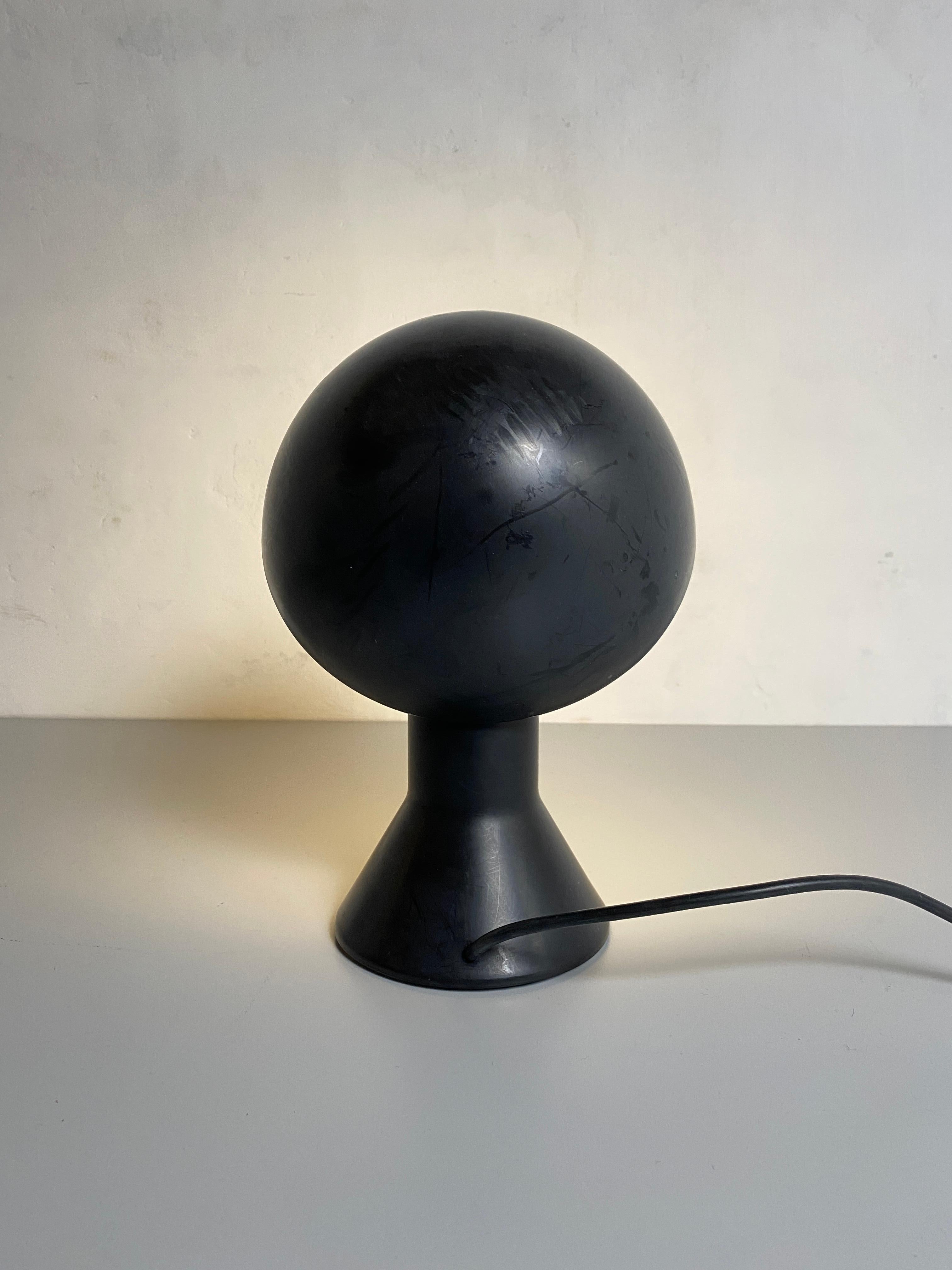 Late 20th Century Italian Black Resin Table Lamp Elmetto by E.Martinelli for Martinelli Luce, 1976