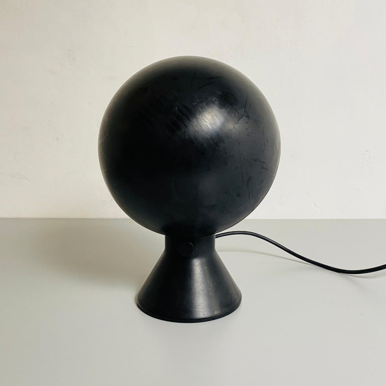 Italian Black Resin Table Lamp Elmetto by E.Martinelli for Martinelli Luce, 1976 1