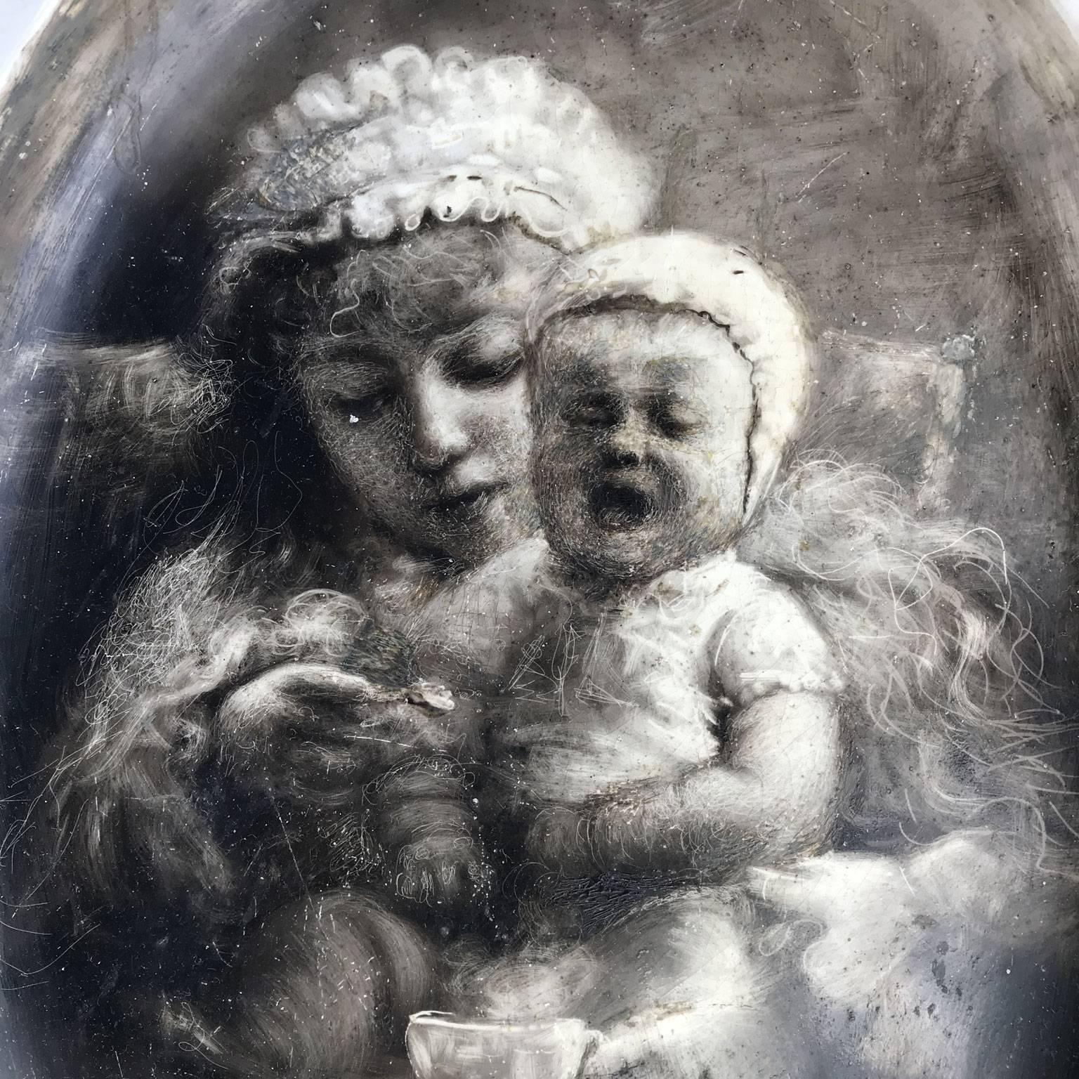 Maternità di Inizi 1900, disegno a graffito al Nero Fumo su piatto ovale in ceramica dell'artista veneziano Felice Zennaro 1833-1926.  Il nero fumo è stato quindi bloccato con un fissativo ed è magistralmente eseguito dal pittore partendo dagli