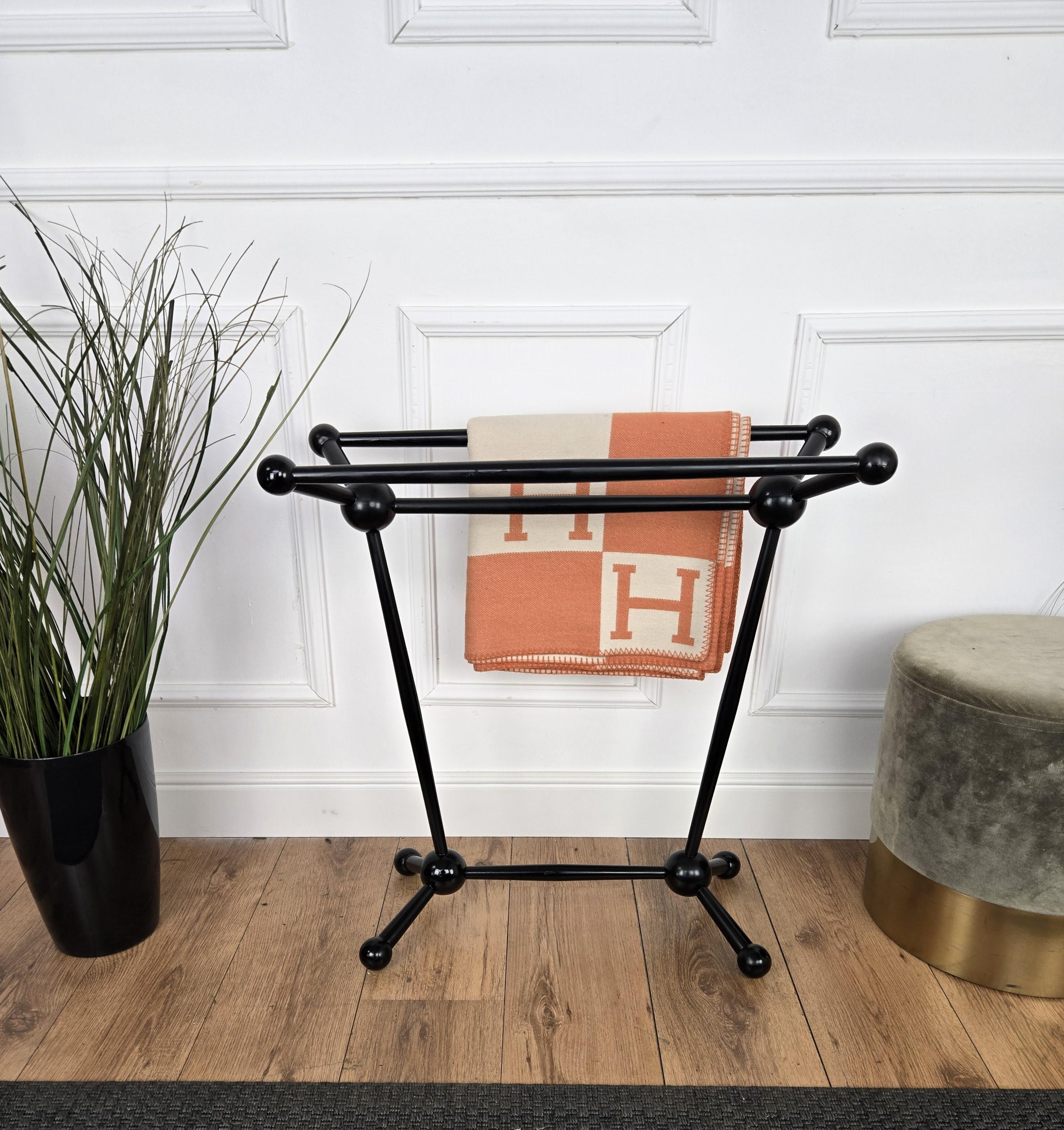Magnifique porte-serviettes ou support de courtepointe en bois italien peint en noir, avec des tours de globe et des pieds. Ce porte-serviettes ou support de couette fait partie de ces meubles pratiques qui se déplacent facilement d'un endroit à