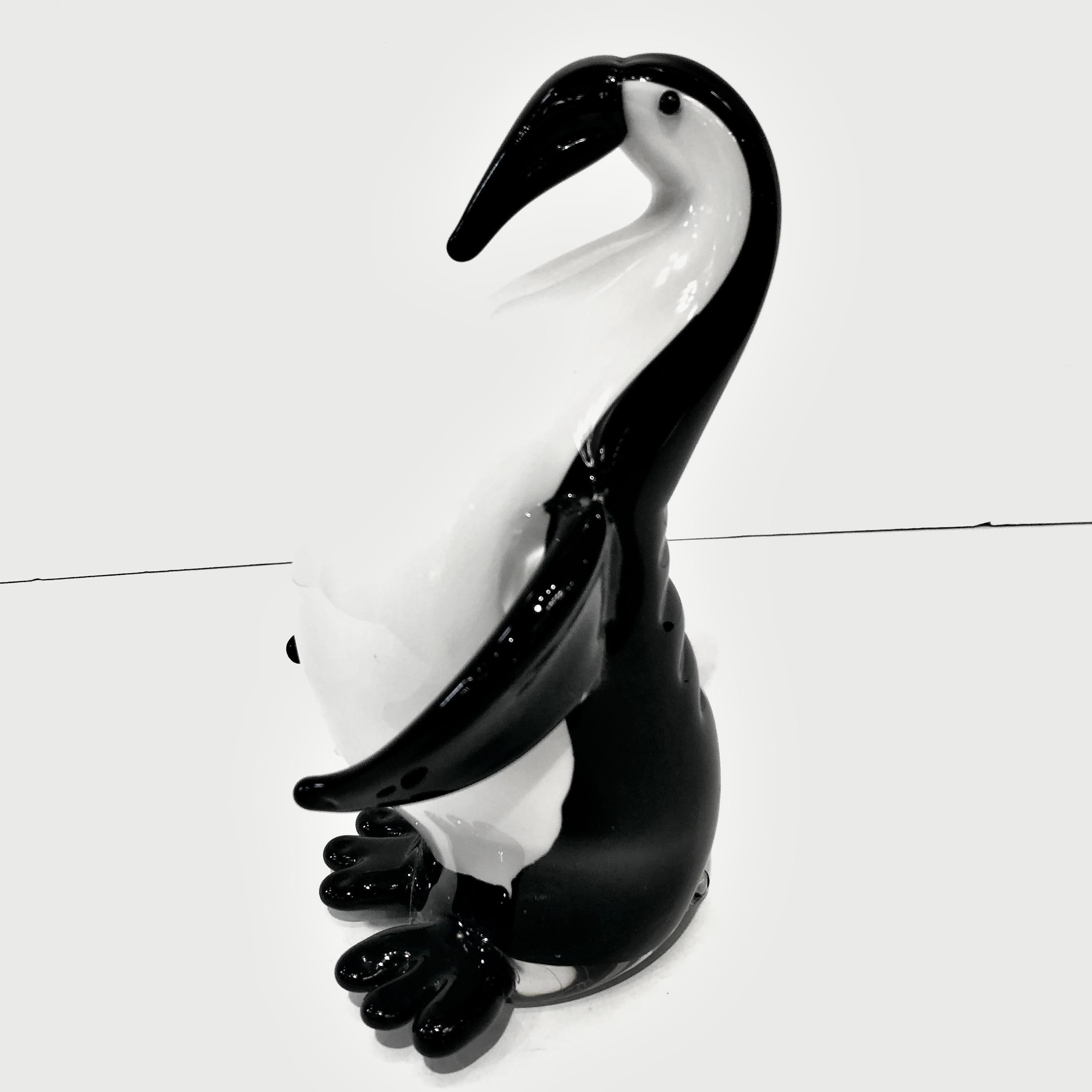 Escultura moderna italiana de pingüino de cristal de Murano soplado en blanco y negro Vidrio soplado en venta