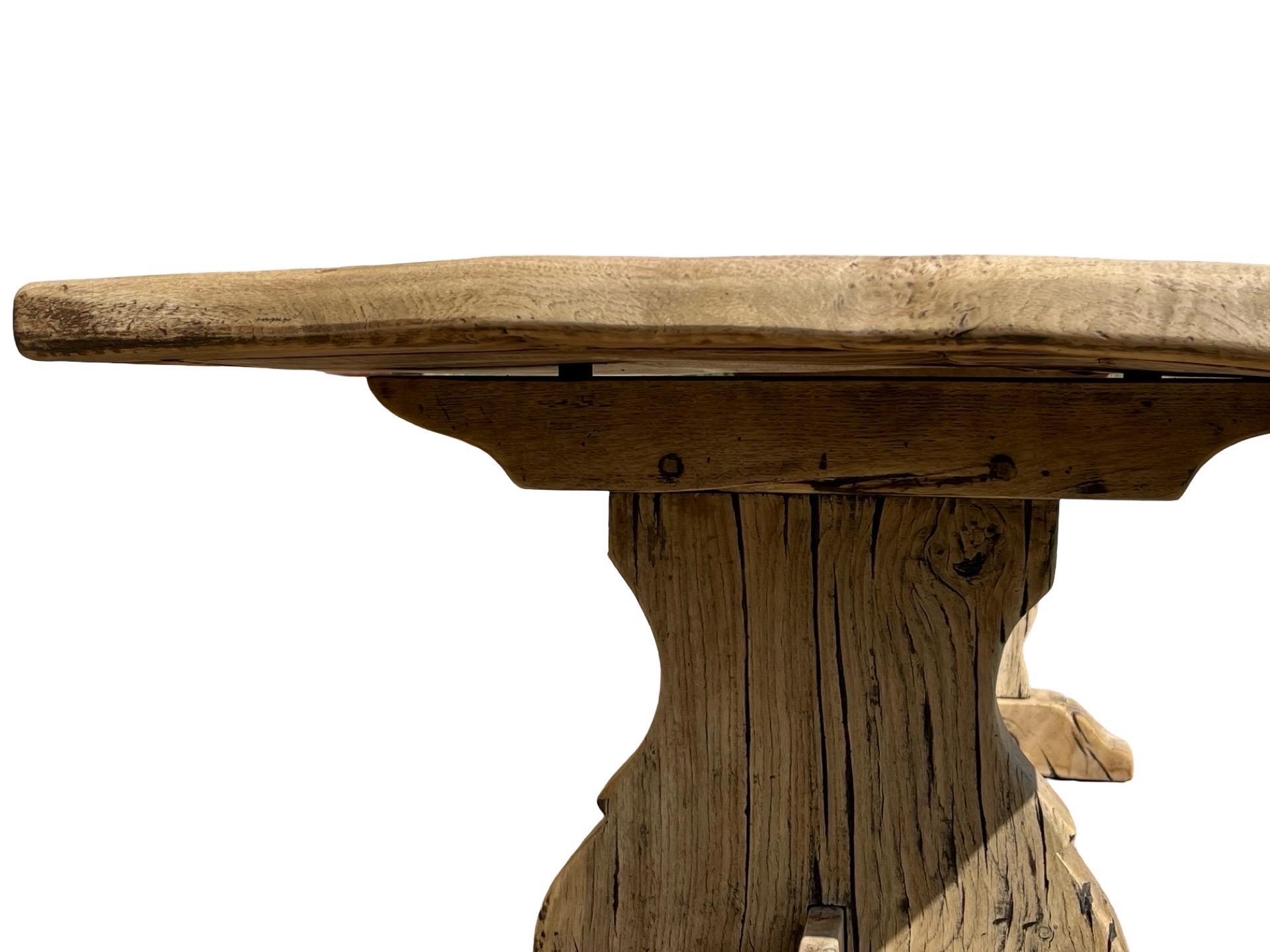 Fratino / table à tréteaux fabriquée à la main en Italie à la fin des années 1800 en utilisant du chêne pour le plateau et du châtaignier pour la base. La table a un caractère et des proportions magnifiques, et elle est tout à fait remarquable. Le