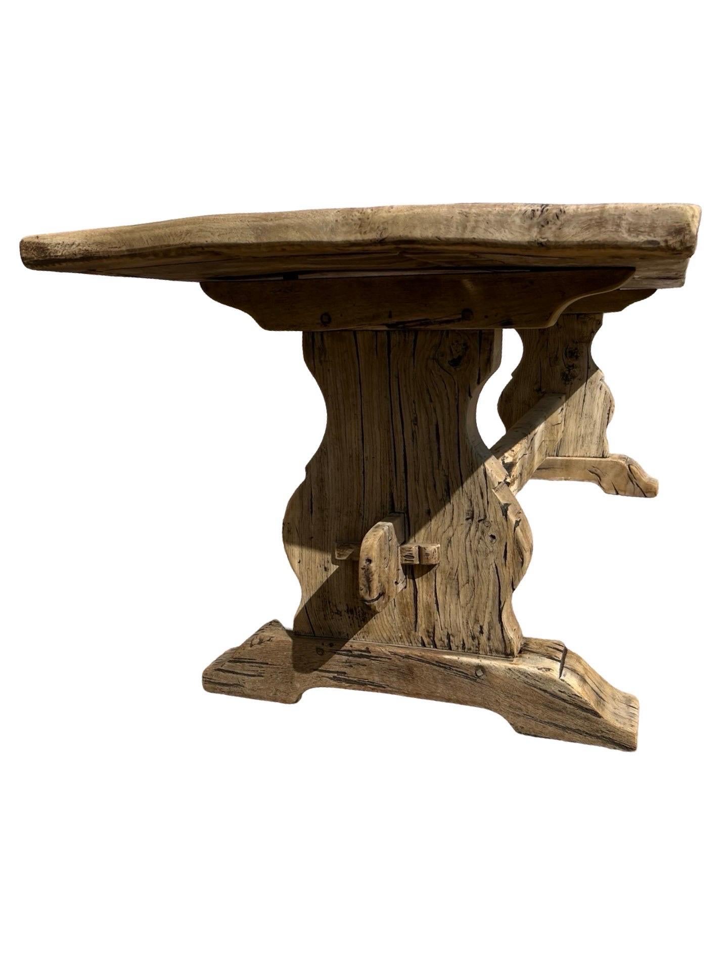 Rustique Table de salle à manger / table à tréteaux italienne en chêne blanchi et châtaignier, années 1800 en vente