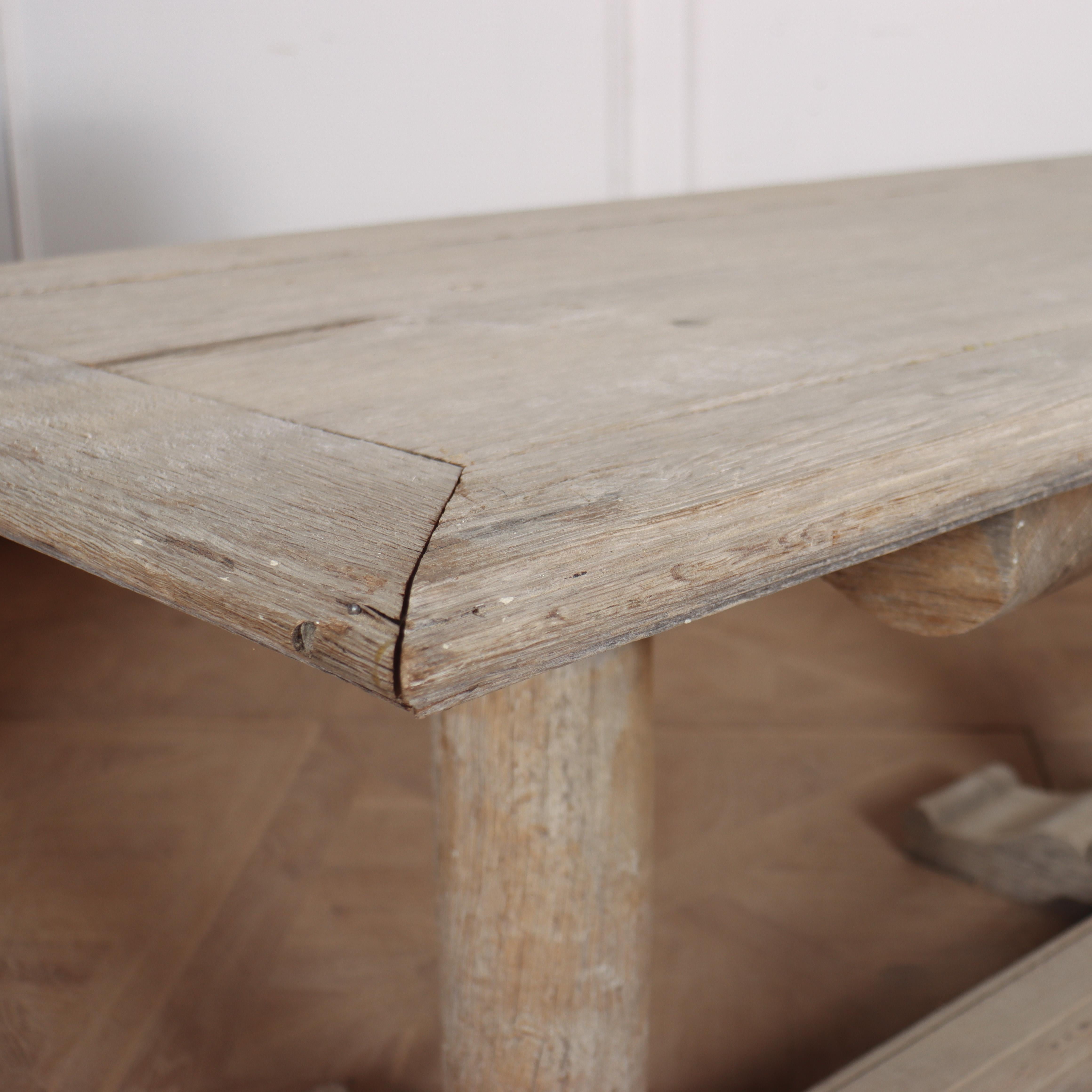 Mesa caballete italiana de roble blanqueado Blanqueado en venta