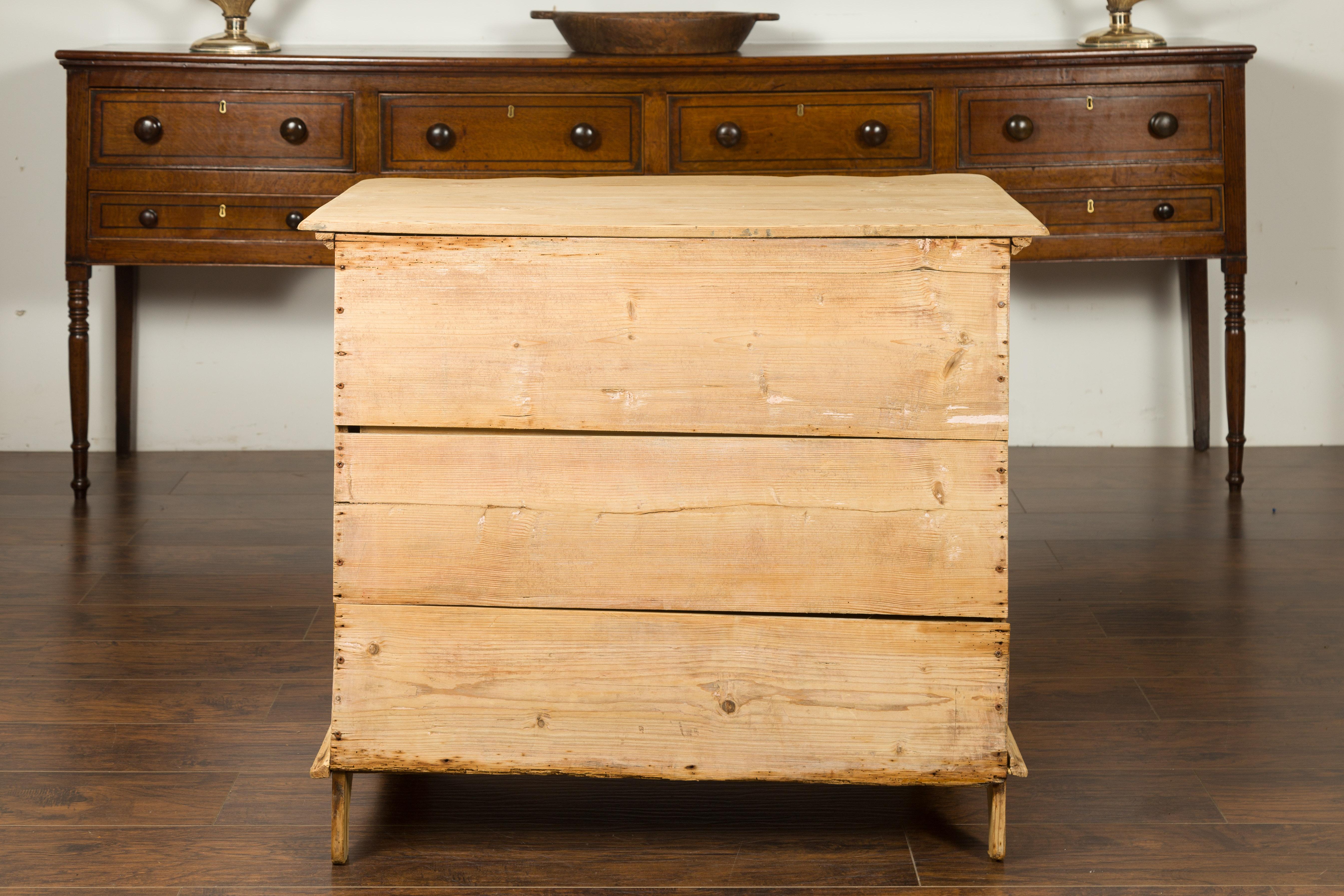 Italian Bleached Pine Late 18th Century Four-Drawer Chest with Serpentine Front 12