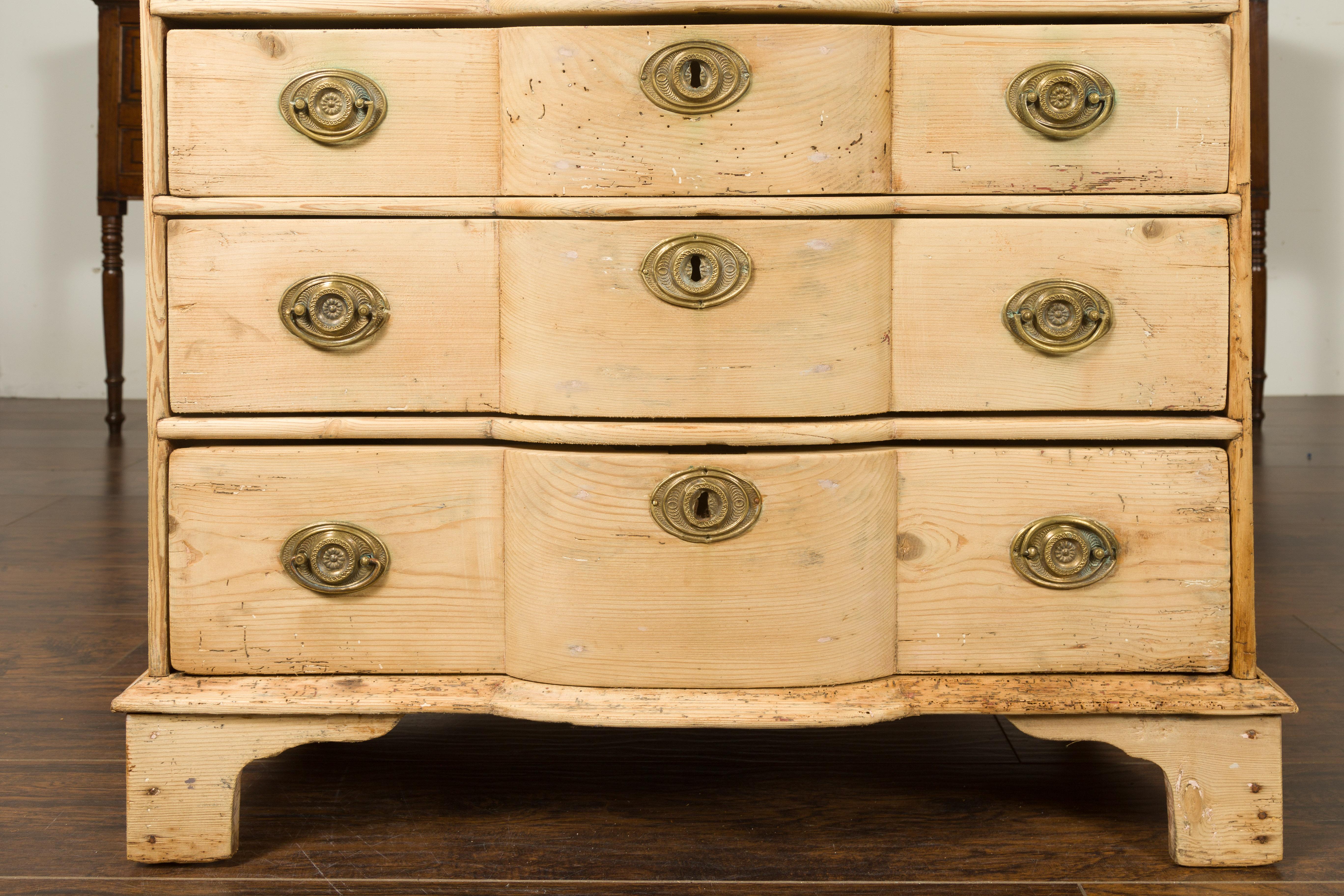 Italian Bleached Pine Late 18th Century Four-Drawer Chest with Serpentine Front 3