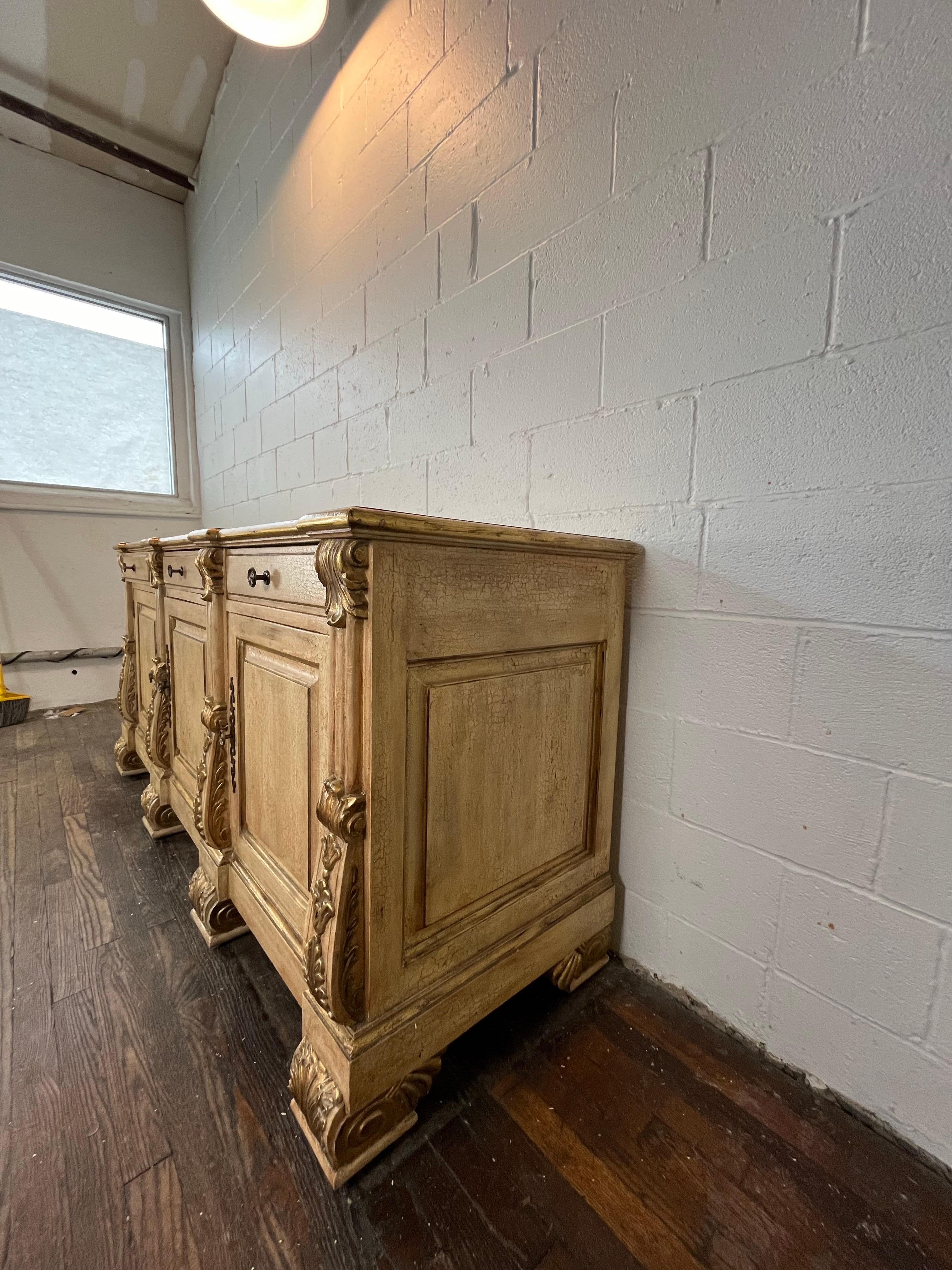 Aparador Buffet Italiano Blanqueado en Bueno estado para la venta en W Allenhurst, NJ