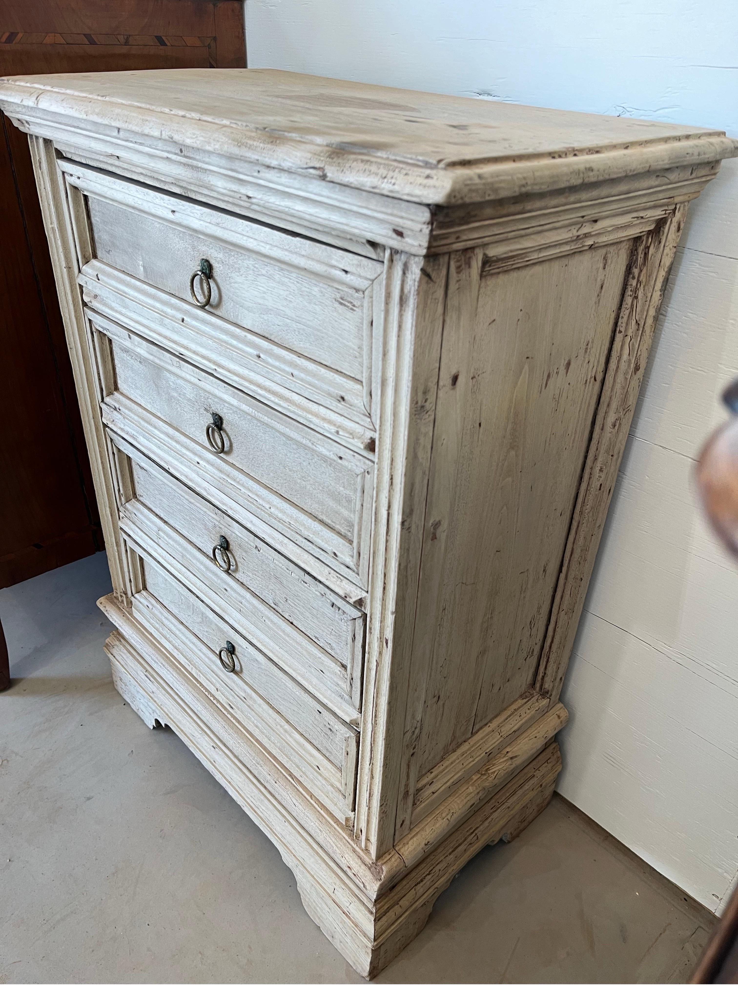 Table de nuit / commode italienne en noyer blanchi, XVIIIe siècle en vente 4