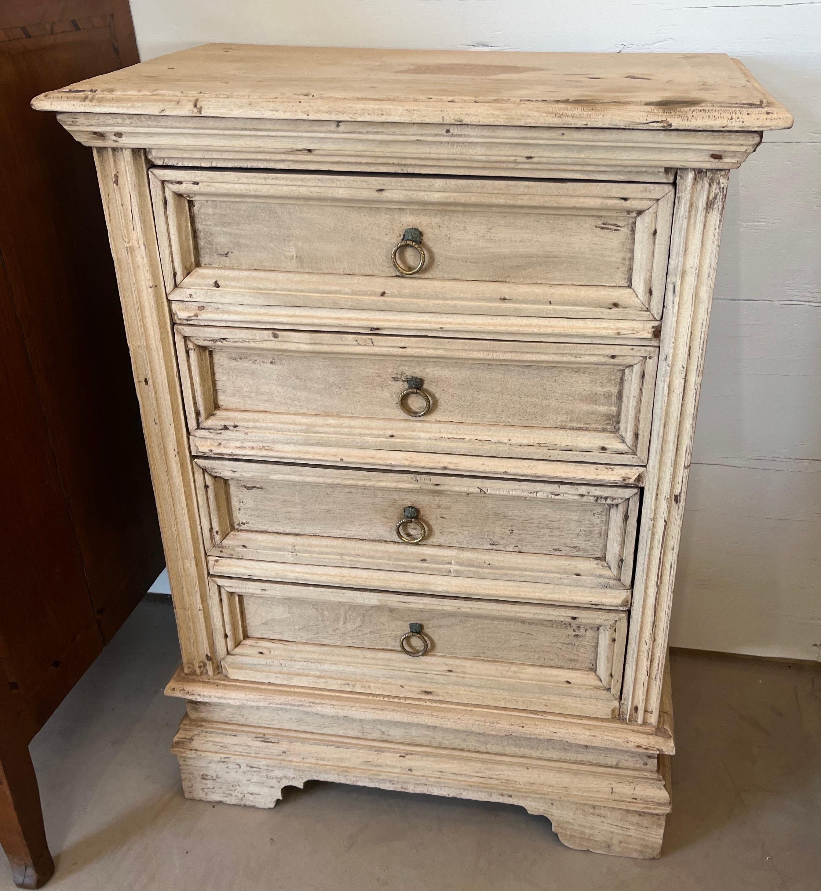 Table de nuit / commode italienne en noyer blanchi, XVIIIe siècle en vente 5