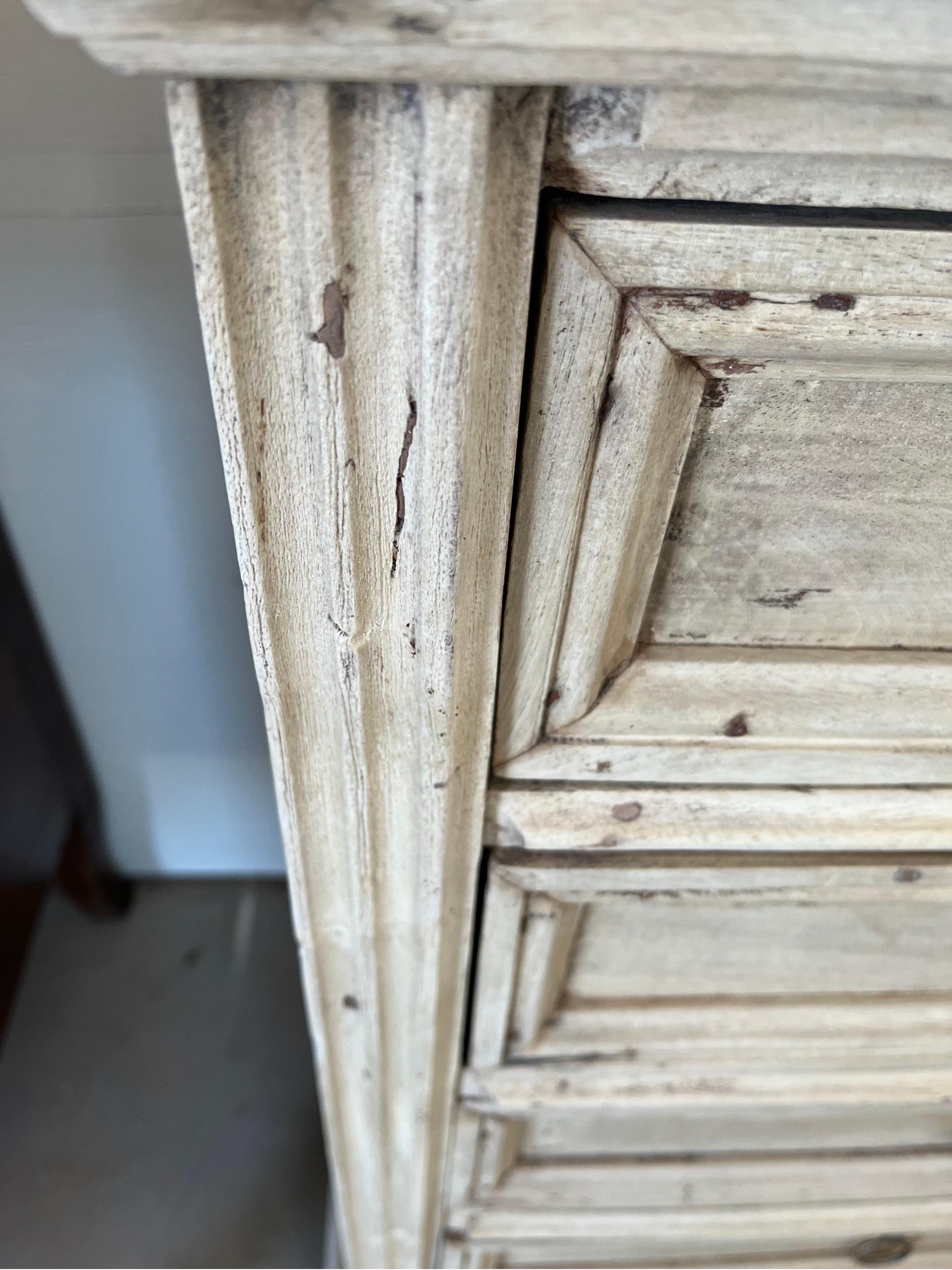 Petite, mais incroyablement lourde, table de nuit fabriquée à la main en Italie à la fin des années 1700 à partir de noyer. Ce petit coffre aux belles proportions est parfait pour une table de nuit, une table d'appoint près d'un canapé ou une petite