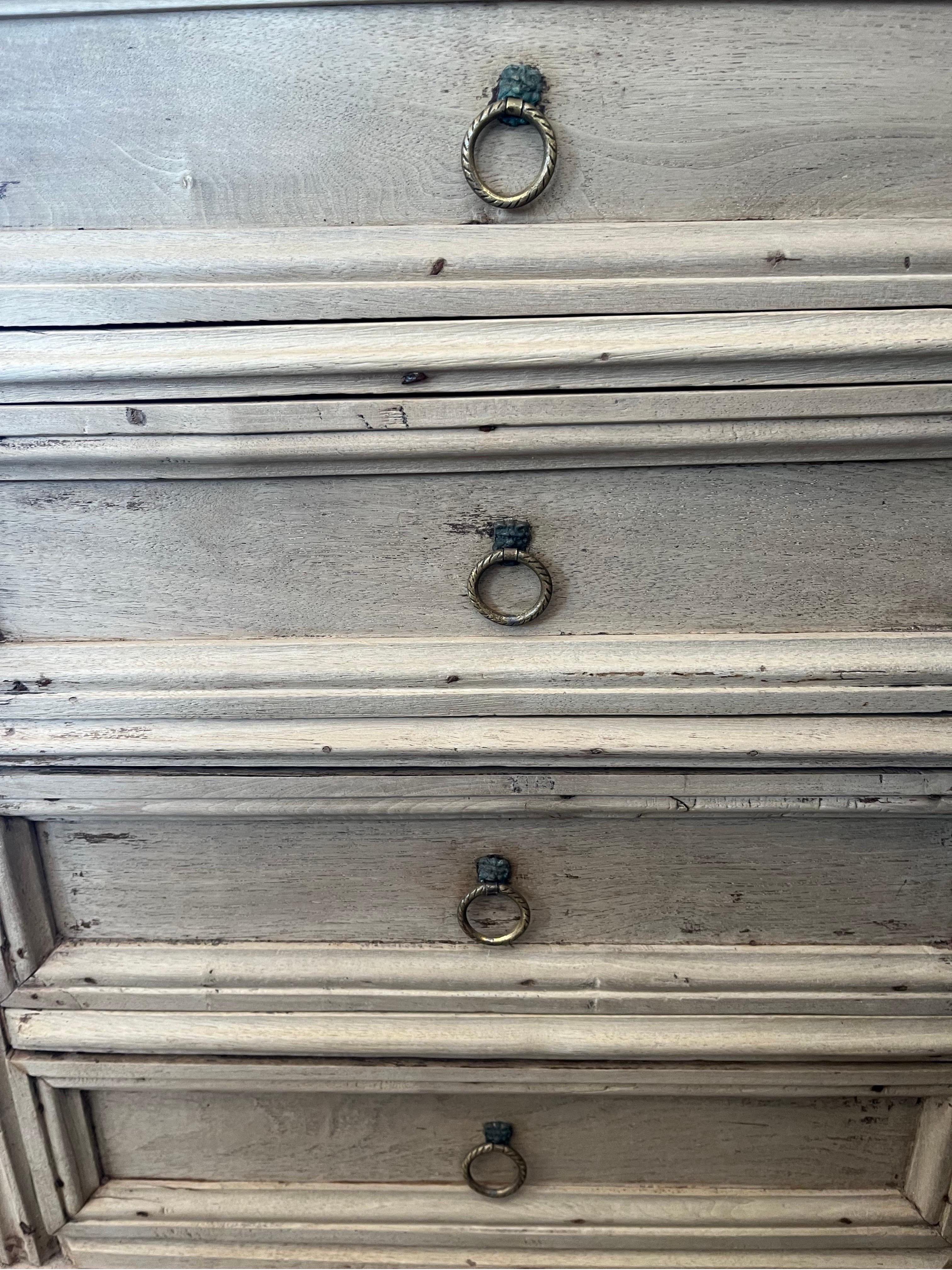 Sculpté à la main Table de nuit / commode italienne en noyer blanchi, XVIIIe siècle en vente