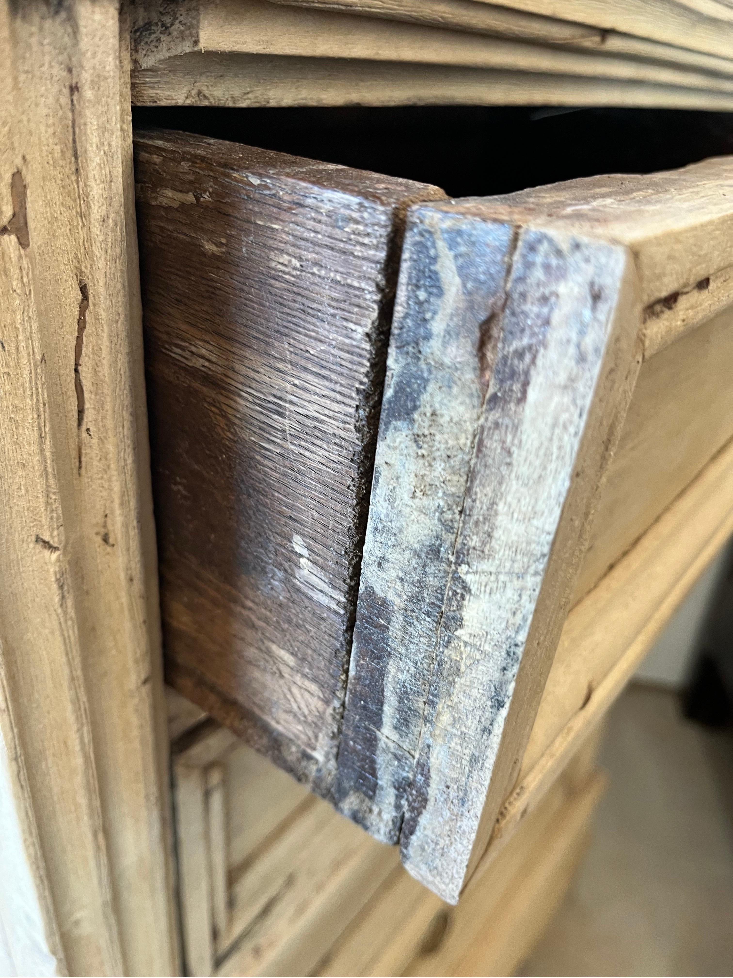 Noyer Table de nuit / commode italienne en noyer blanchi, XVIIIe siècle en vente
