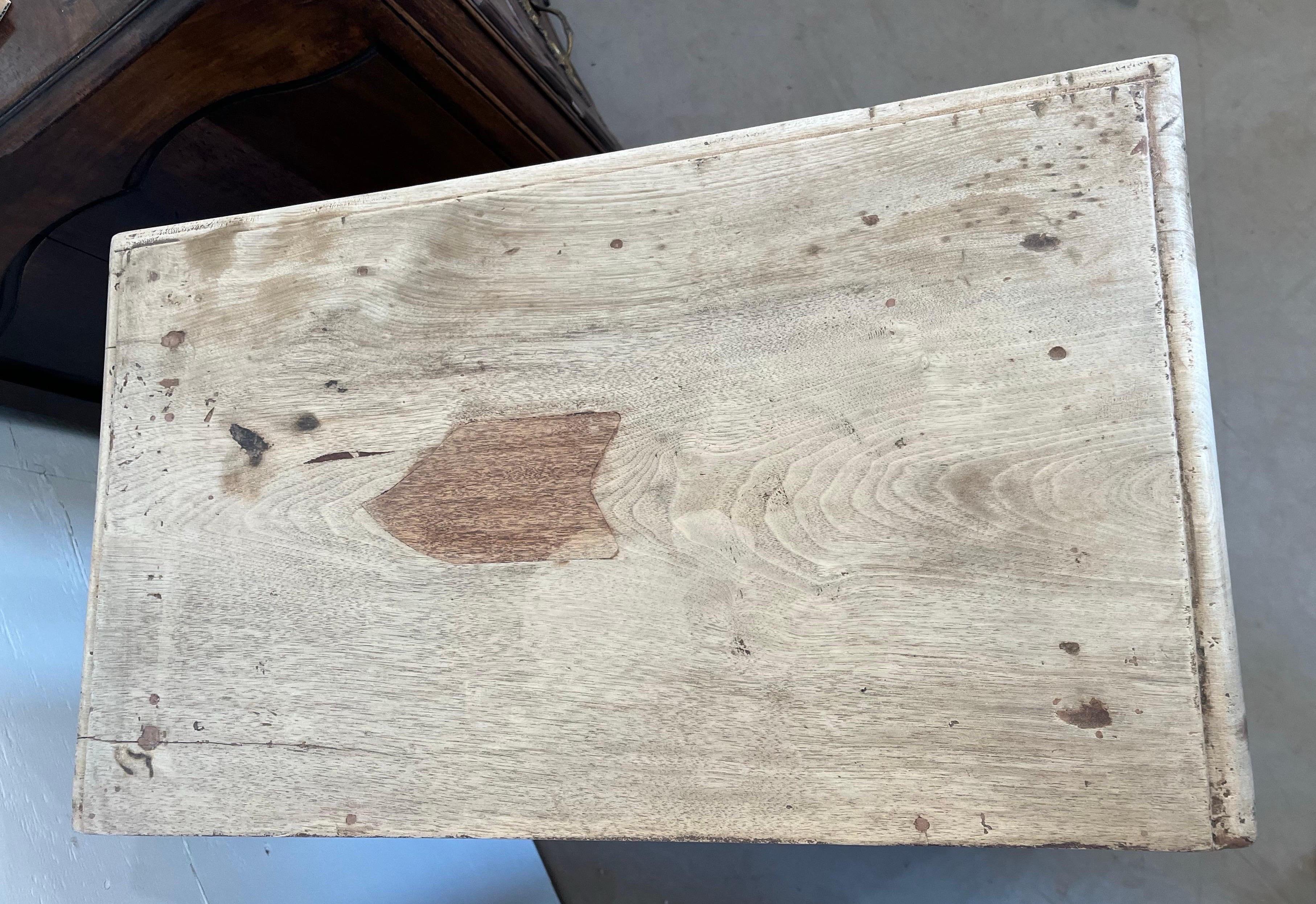 Table de nuit / commode italienne en noyer blanchi, XVIIIe siècle en vente 1