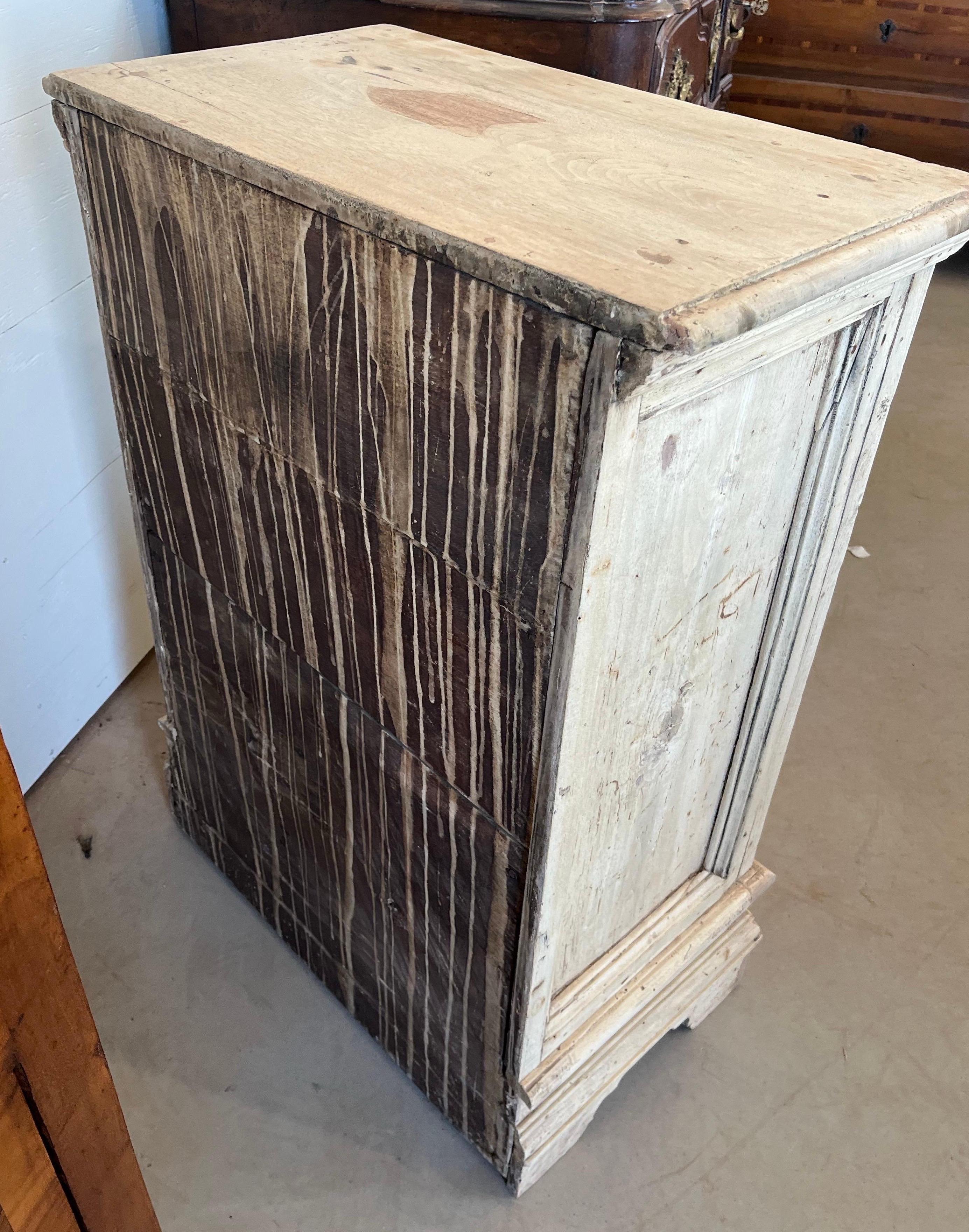 Table de nuit / commode italienne en noyer blanchi, XVIIIe siècle en vente 2
