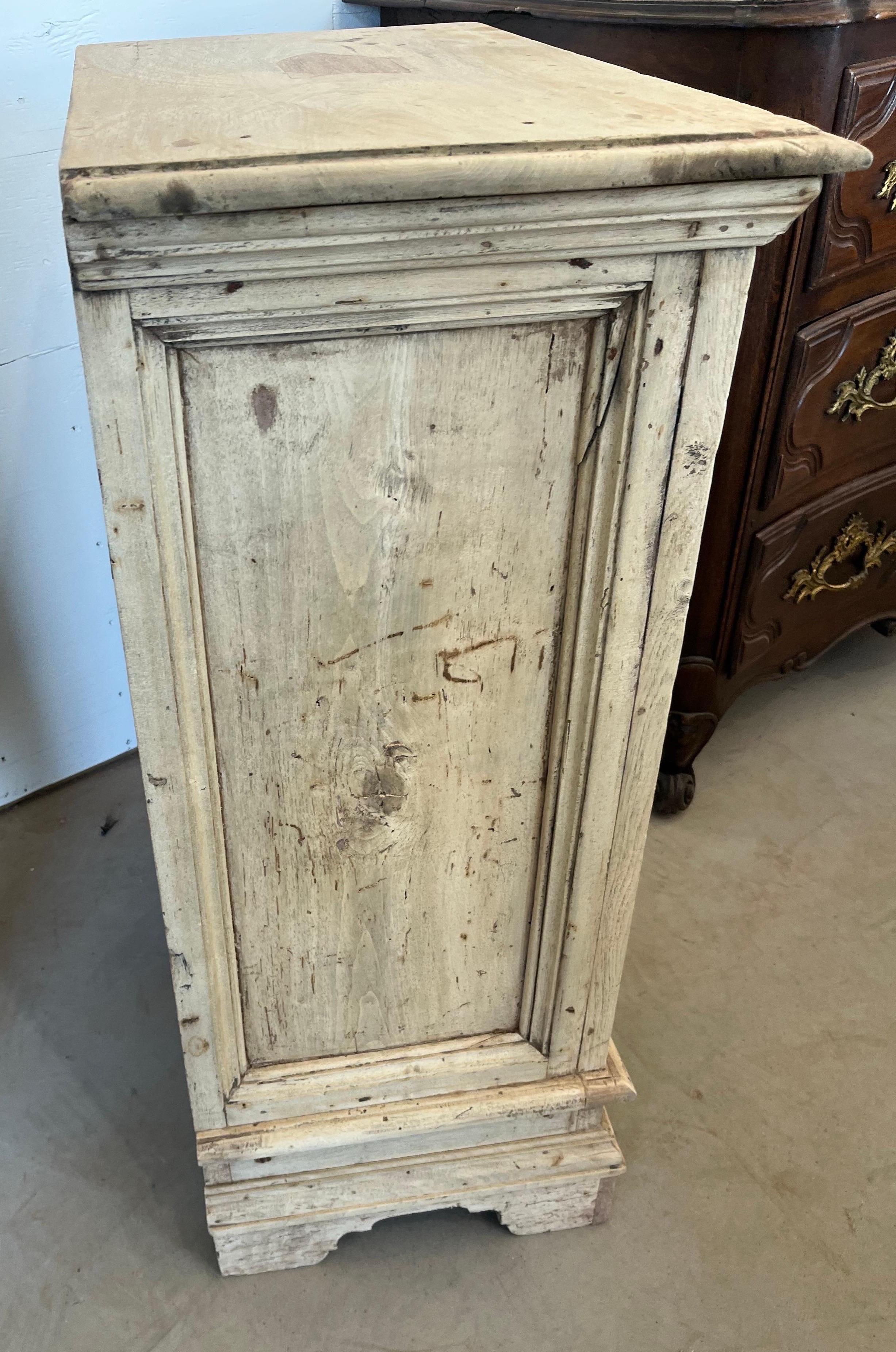 Table de nuit / commode italienne en noyer blanchi, XVIIIe siècle en vente 3