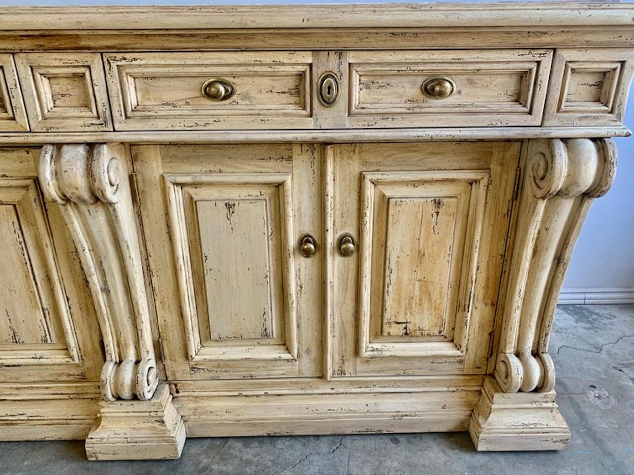 Néoclassique Buffet italien en noyer blanchi avec rangement et plateau en marbre en vente