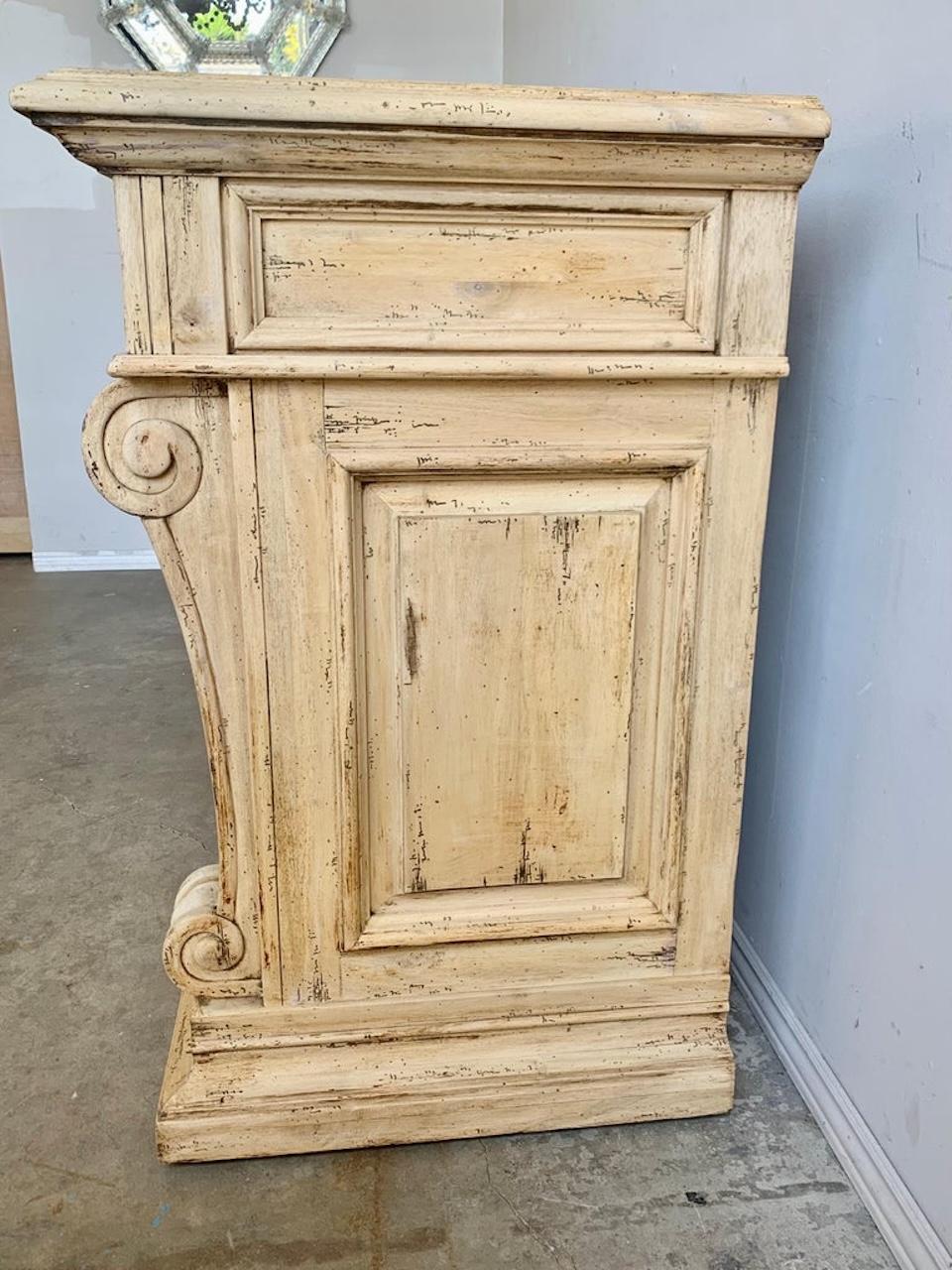 Autre Buffet italien en noyer blanchi avec rangement et plateau en marbre en vente