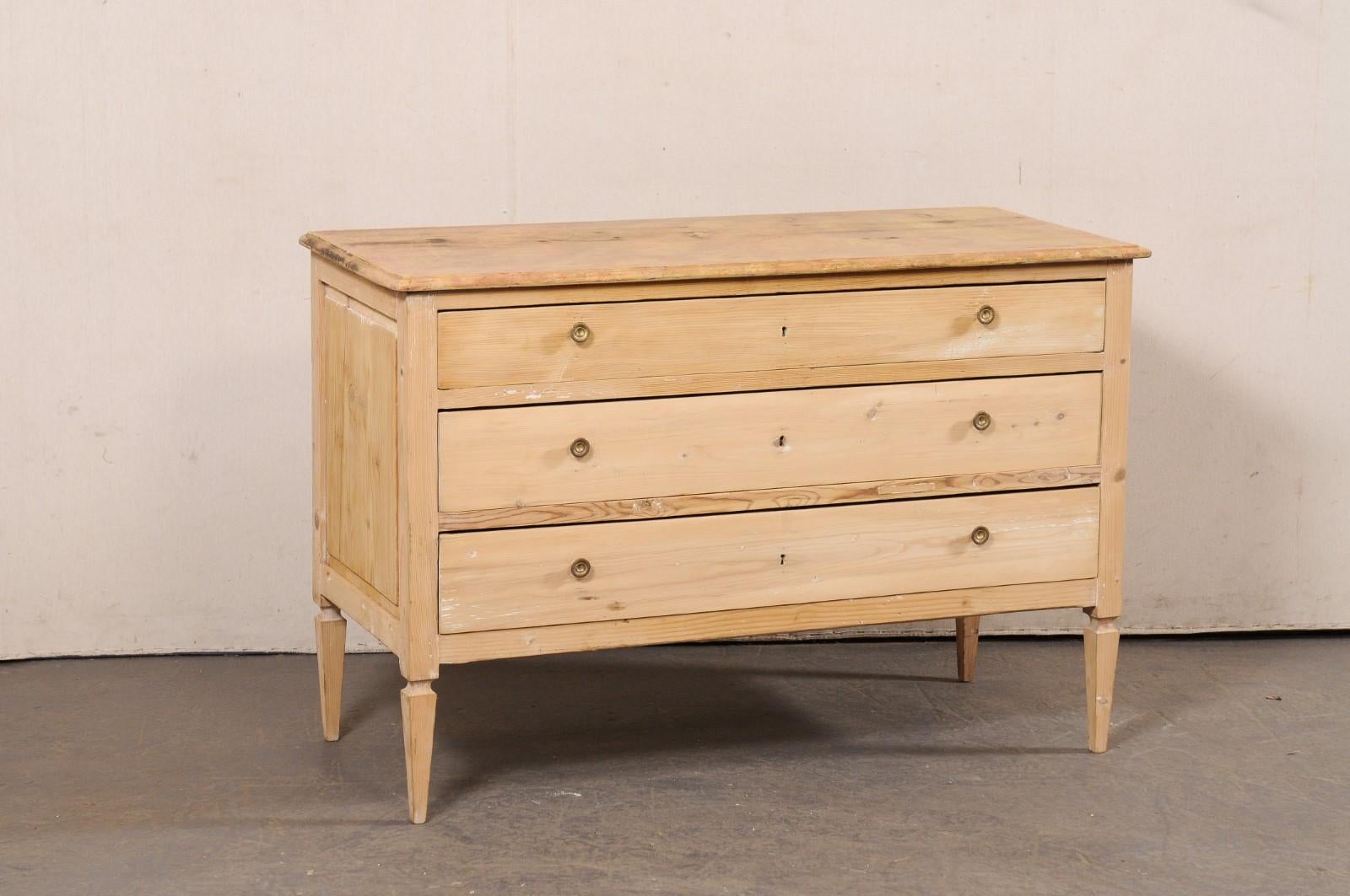 Commode italienne avec dessus en faux marbre du 19e siècle. Cette commode ancienne d'Italie présente un plateau peint en faux marbre au-dessus d'une caisse qui abrite trois tiroirs de grande taille, des côtés à panneaux surélevés, une jupe nette, et