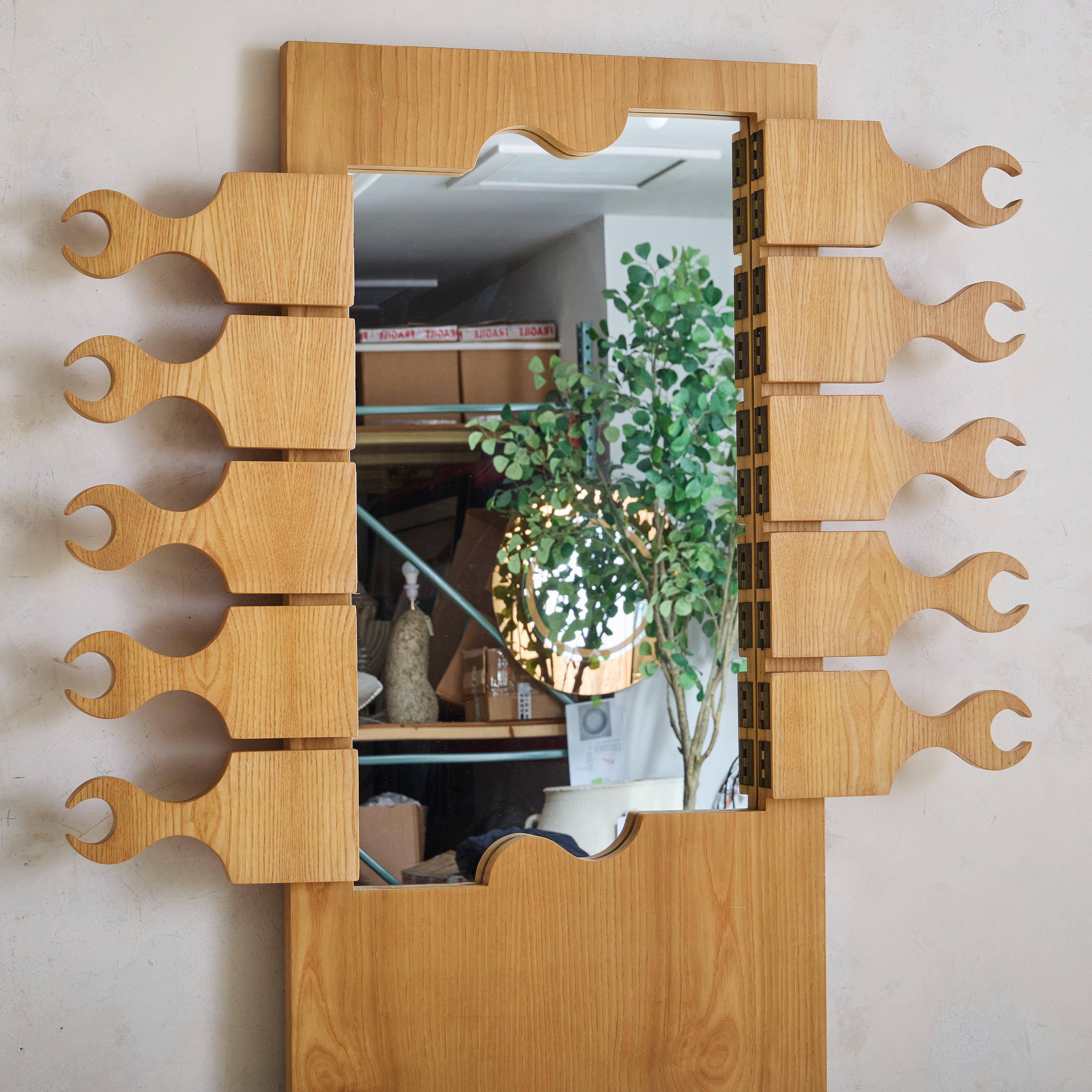 Appendiabiti italiano in legno biondo 'Scorpion' con specchio di Anonima Design In condizioni ottime in vendita a Chicago, IL