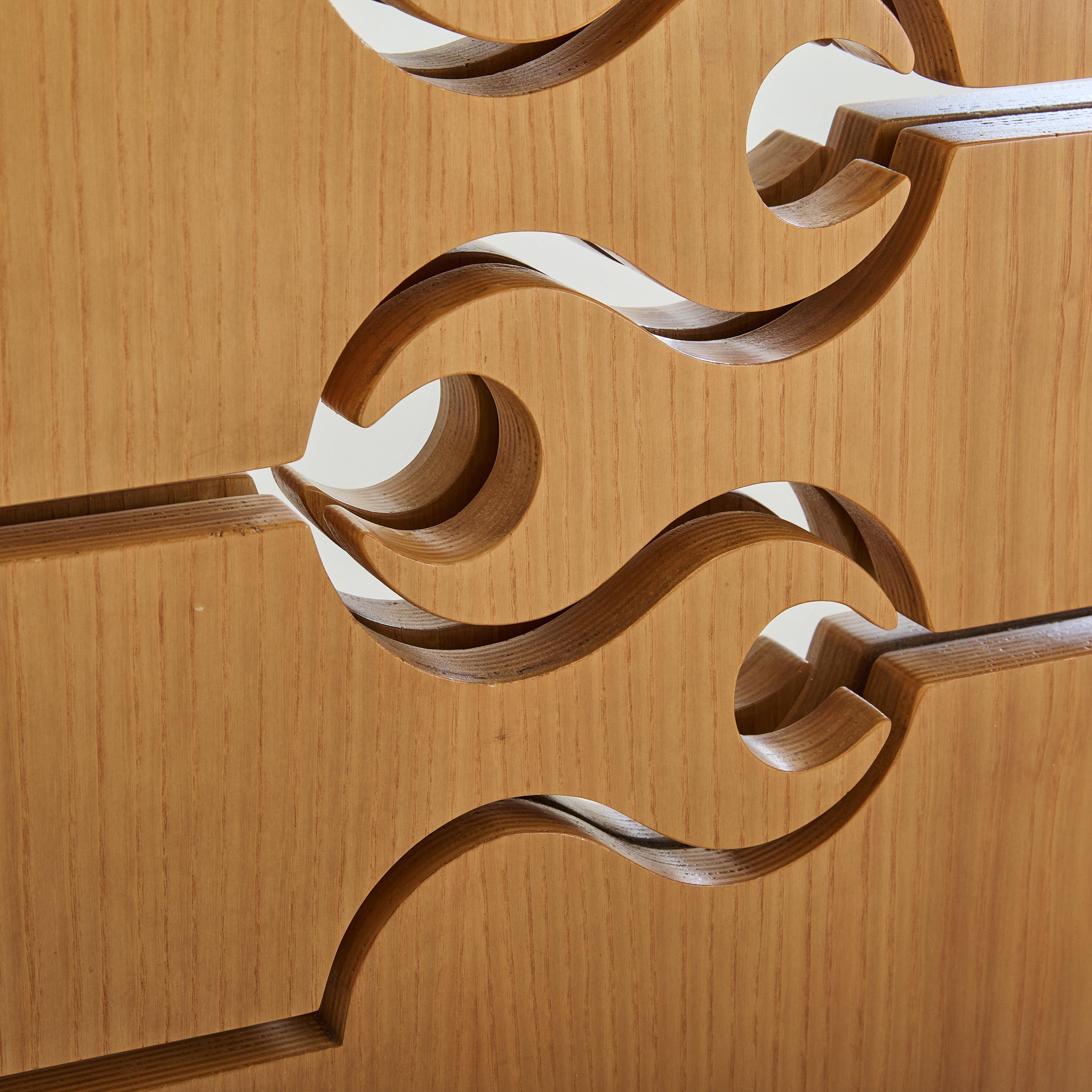 Specchio Appendiabiti italiano in legno biondo 'Scorpion' con specchio di Anonima Design in vendita