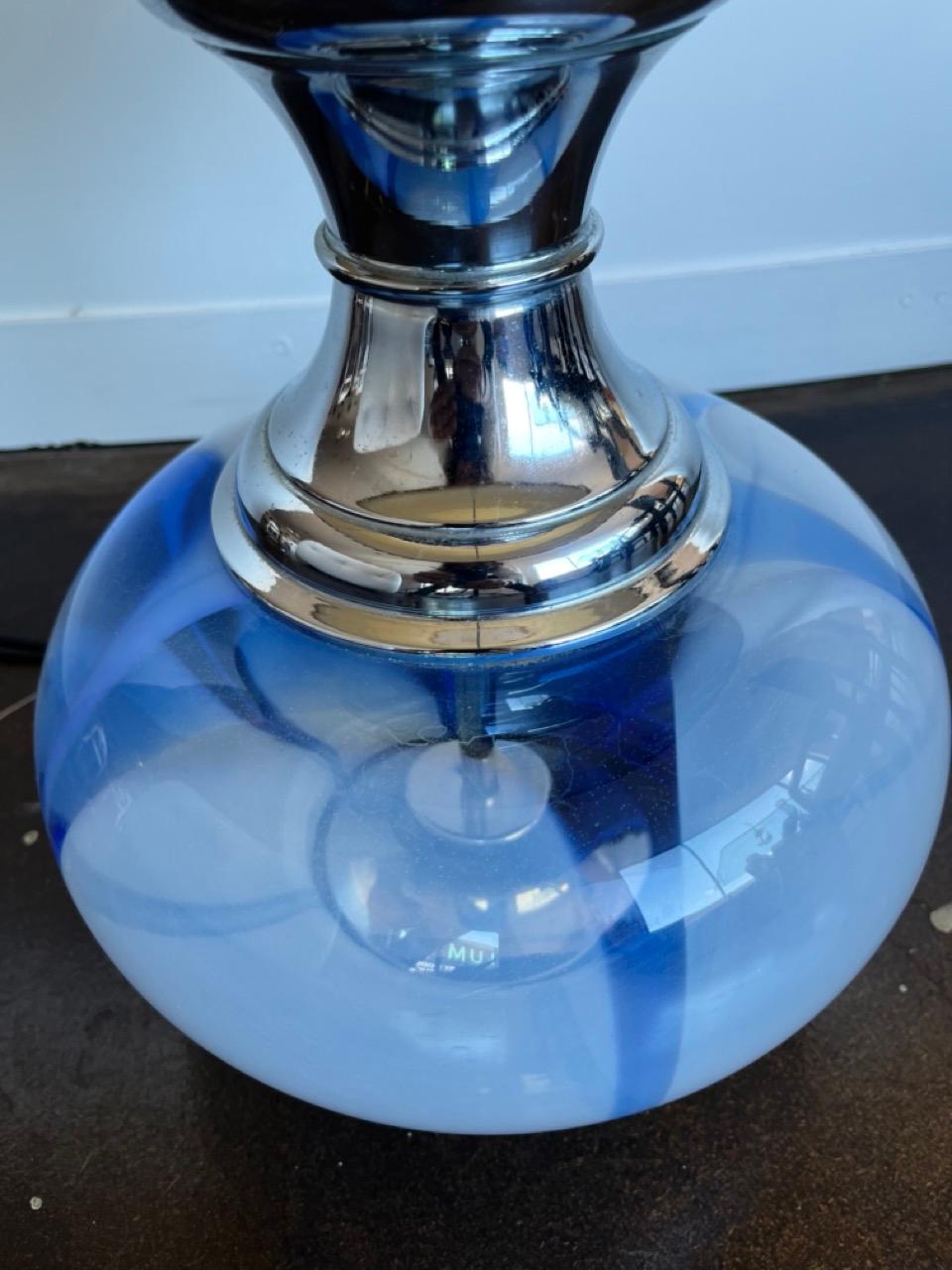 Mid-Century Modern Italian Blown Glass and Chrome Table Lamp 1970s For Sale
