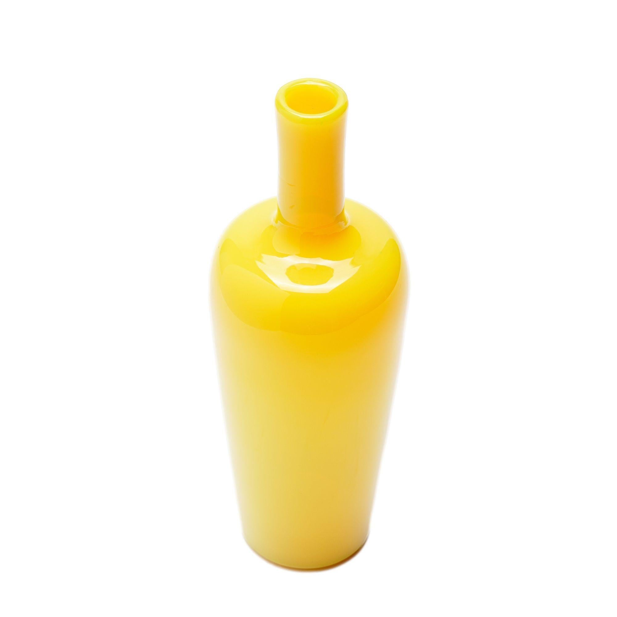 Bouteille de bar en verre soufflé jaune cadmium.
Murano, Italie, vers 1950.